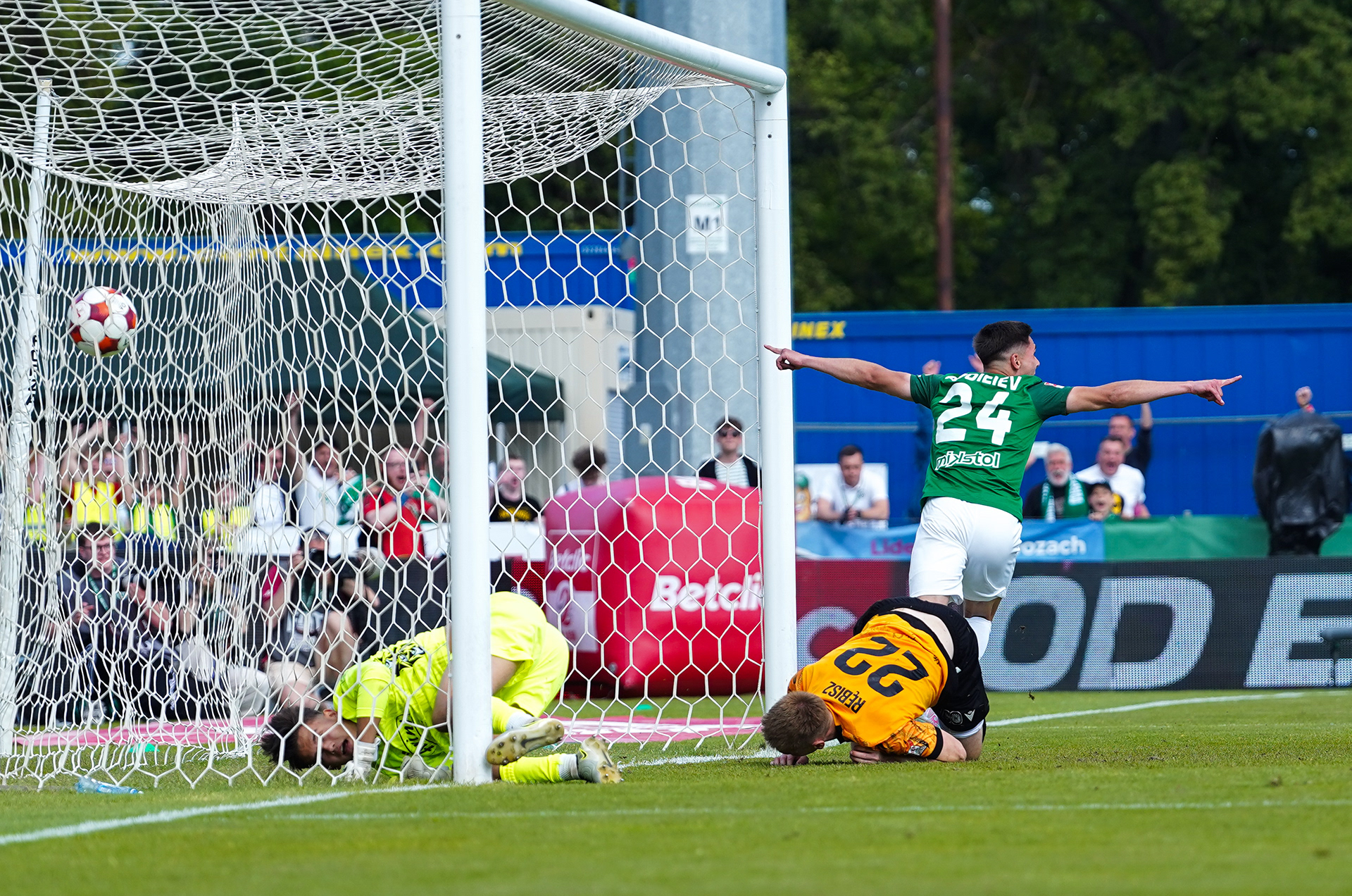 D. Awdieiew scores last-minute goal