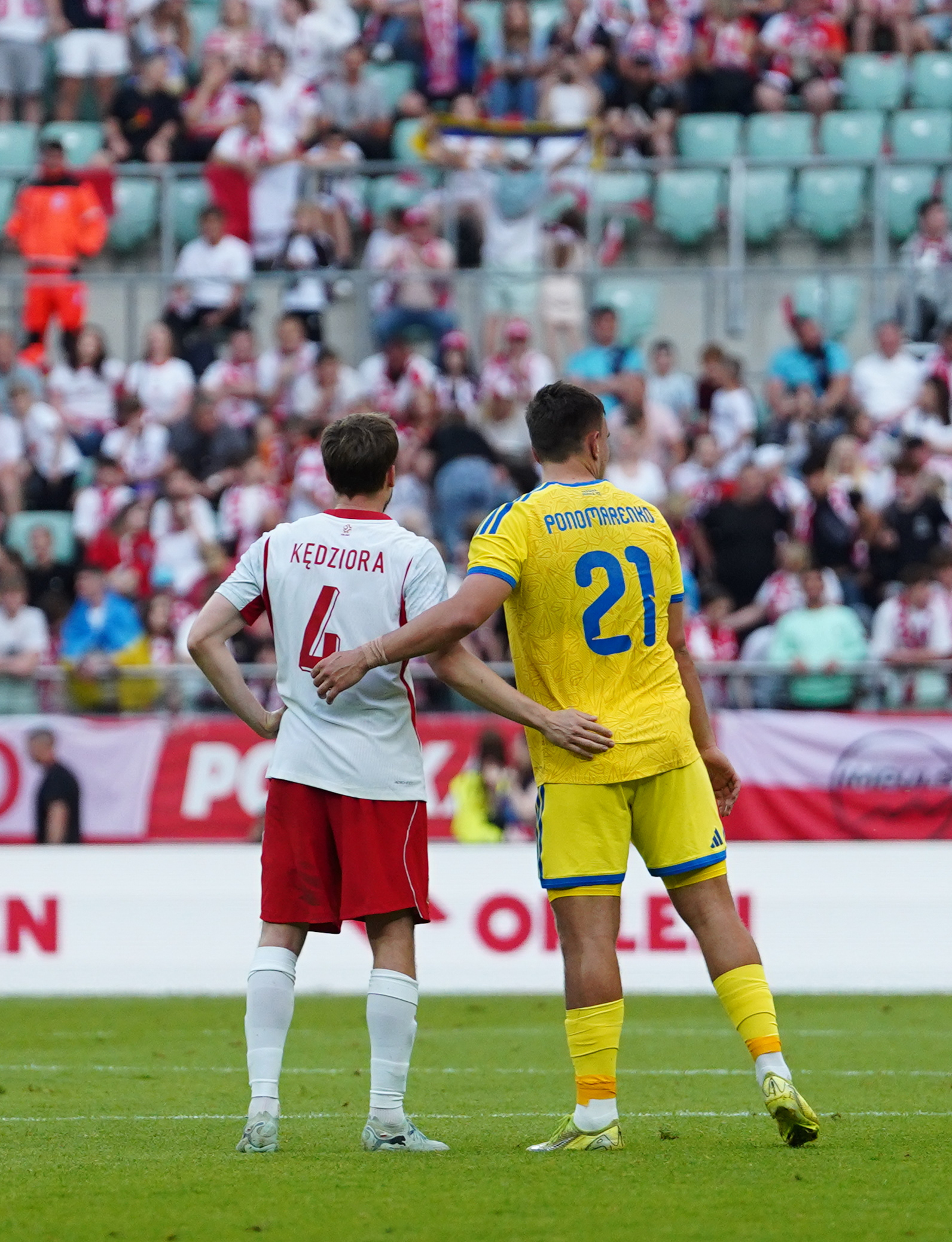 Friendship beteween Ukraine and Poland players