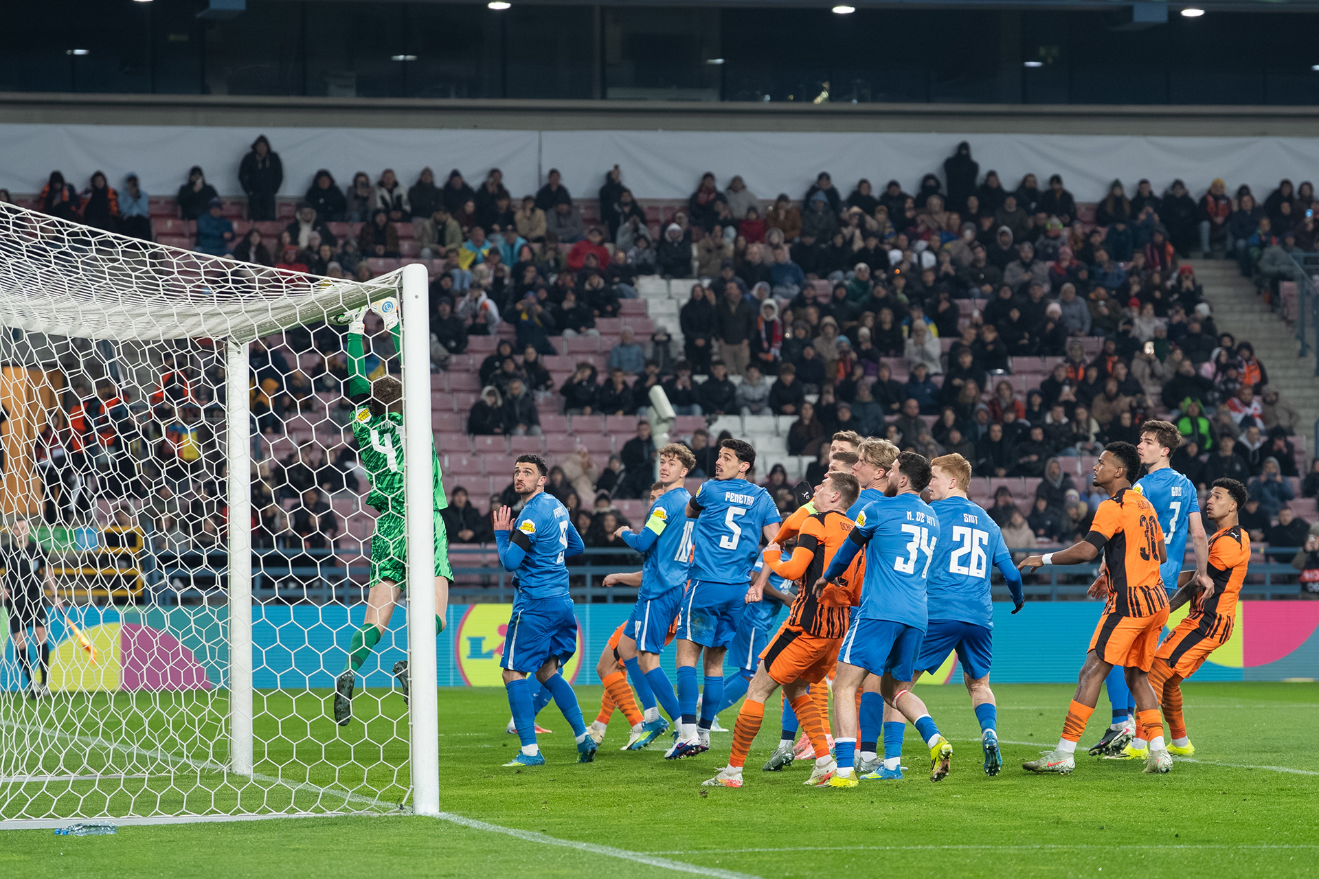 Bar shot during Shakhtar - AZ, 1/4 of conference league