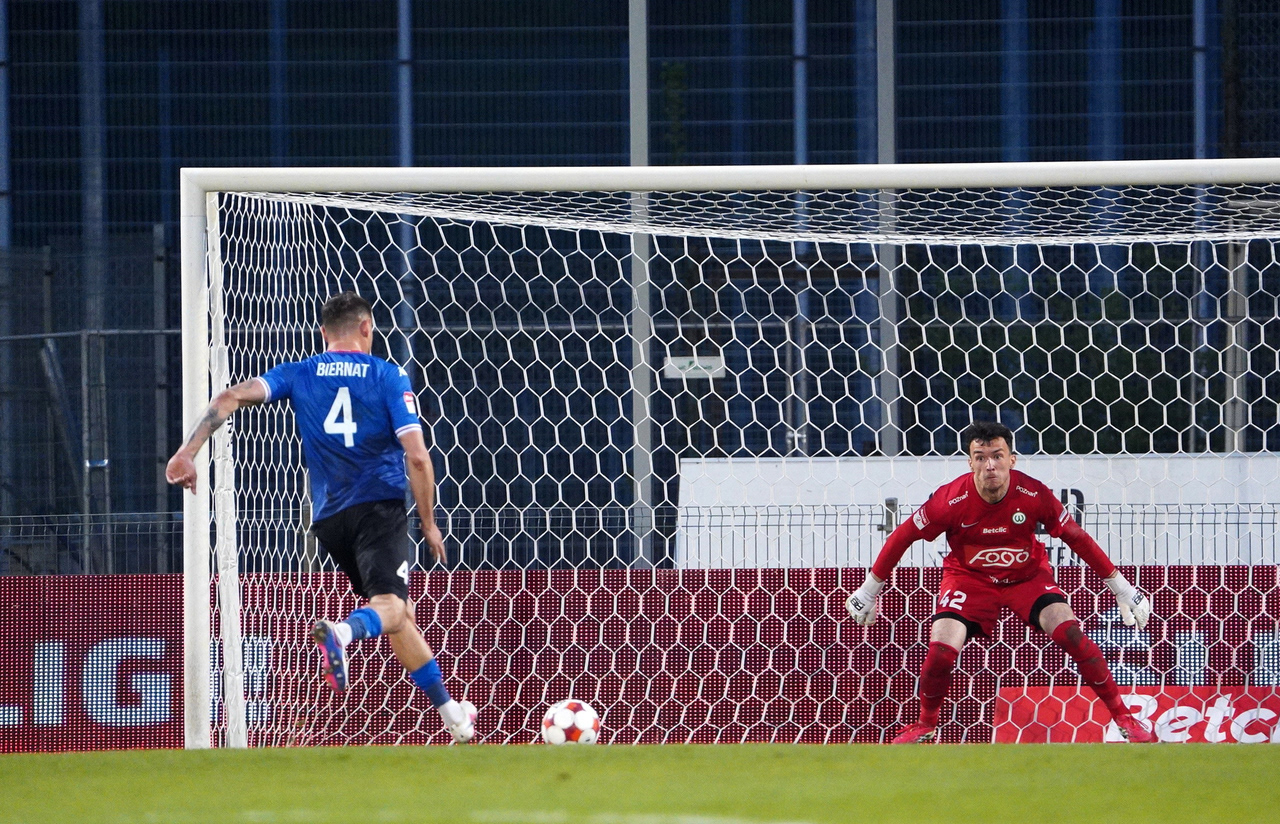 Podbieskidzkie takes a penalty shot on Warta Poznan goal