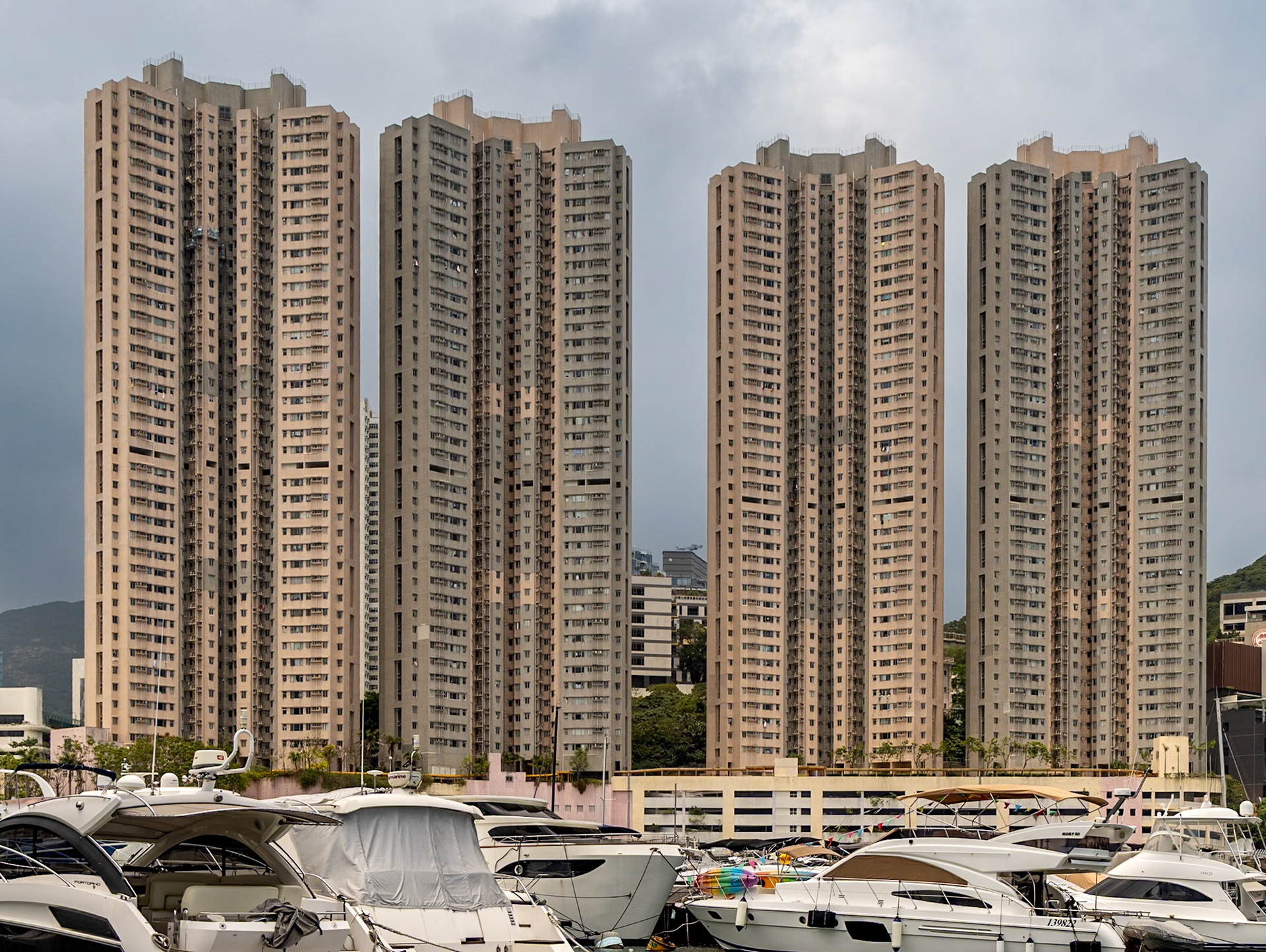 Where all the peolpe live by Victoria Harbour