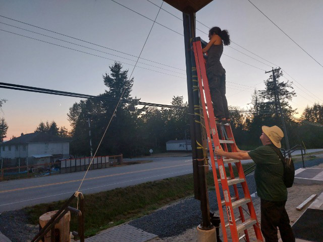Zoe putting up the radio antenna for č̓ik saplɛn radio.
