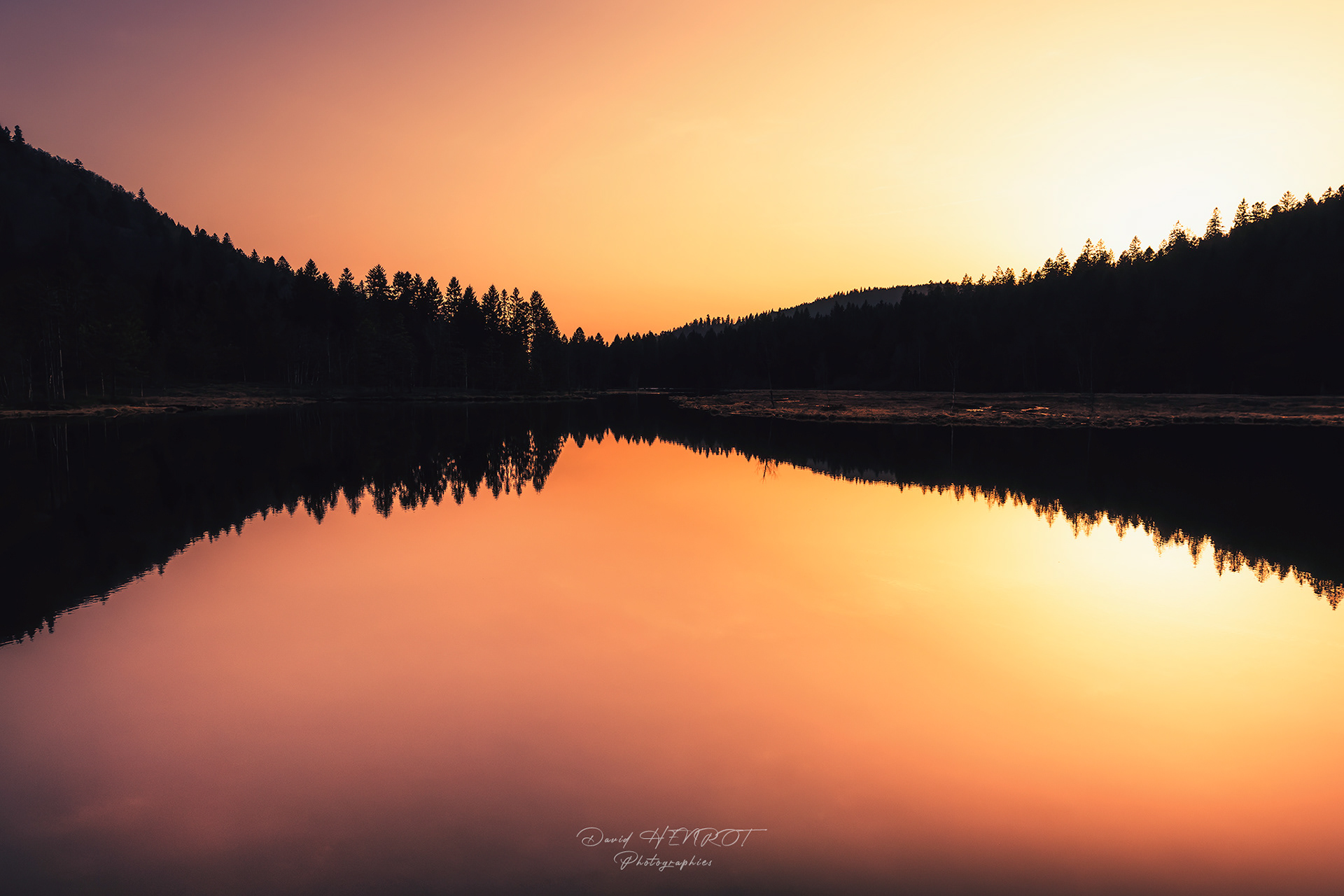 Miroir au coucher de soleil sur le Lac de Lispach, Vosges