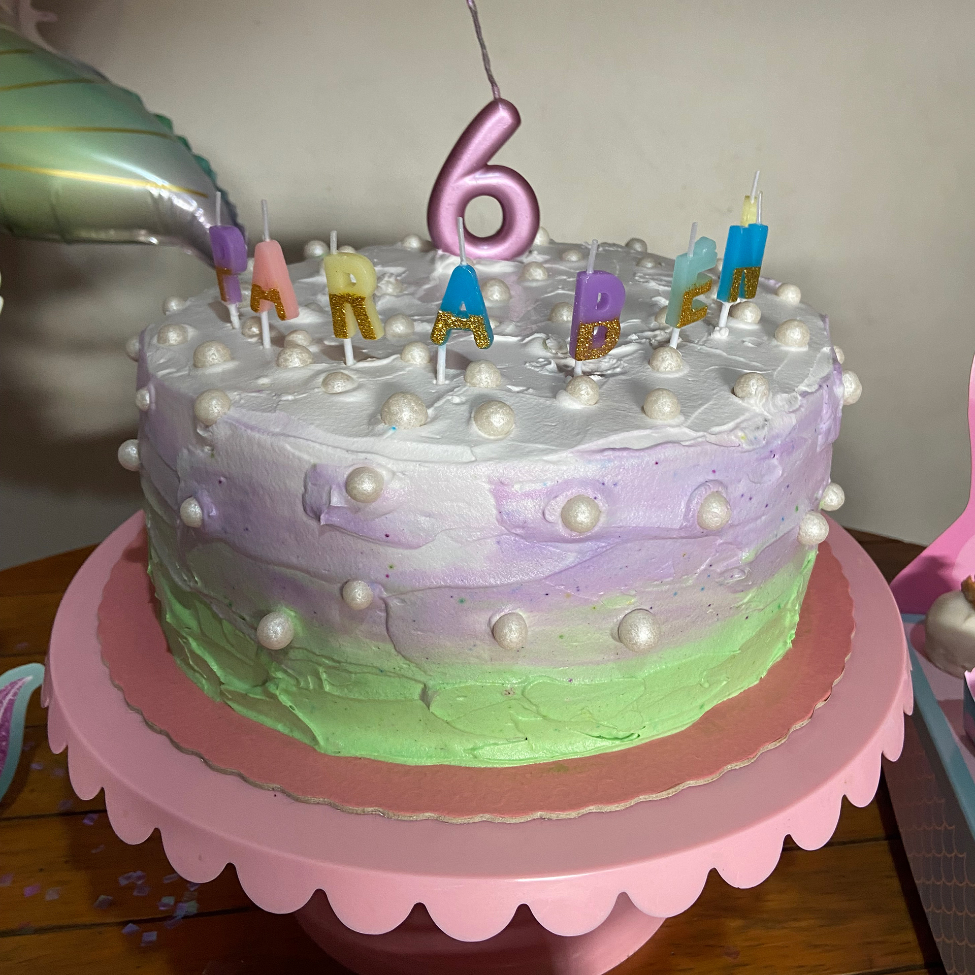 bolo de três camadas com cobertura de chantilly colorido