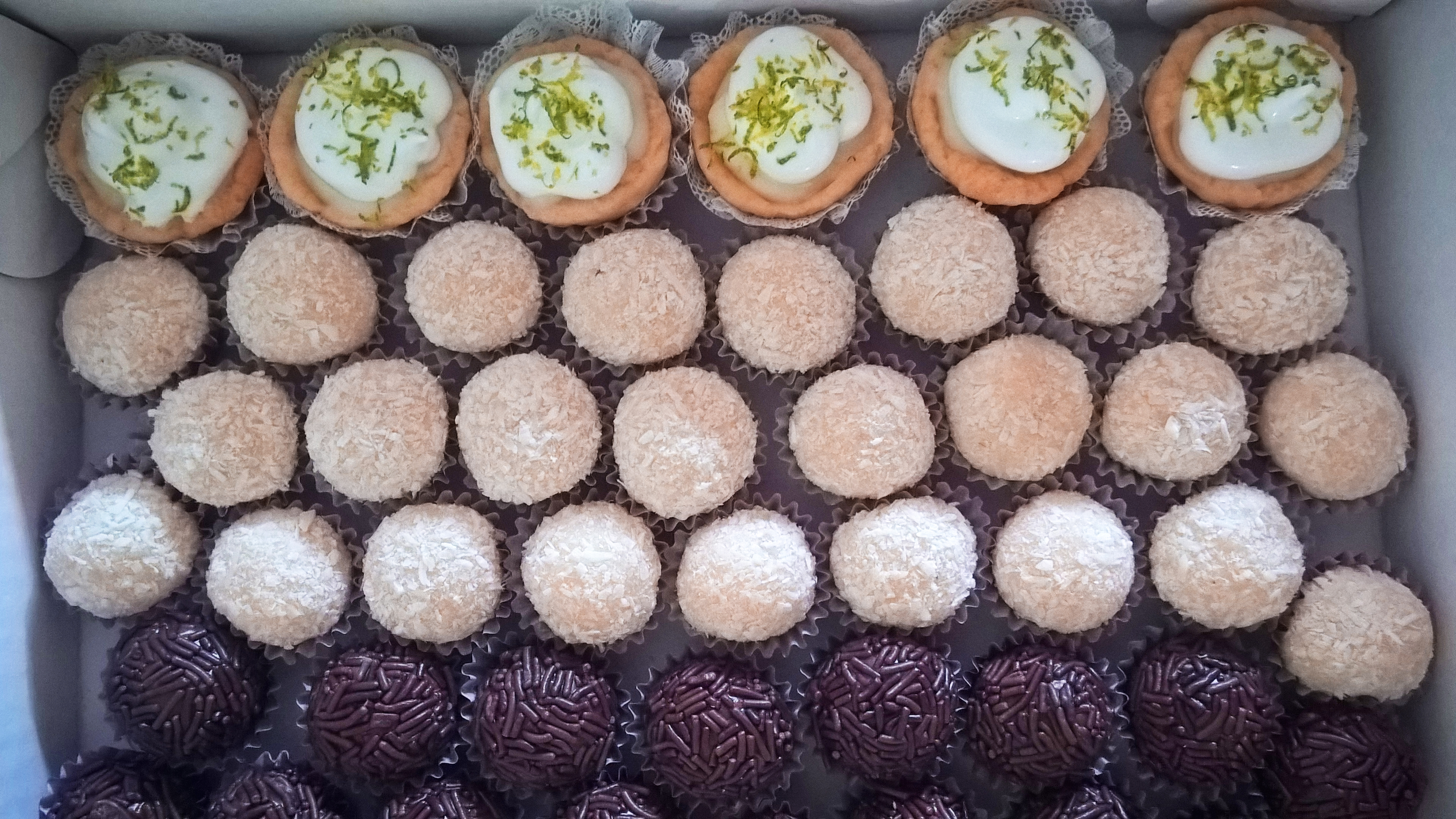 minitortas de limão, beijinhos e brigadeiros