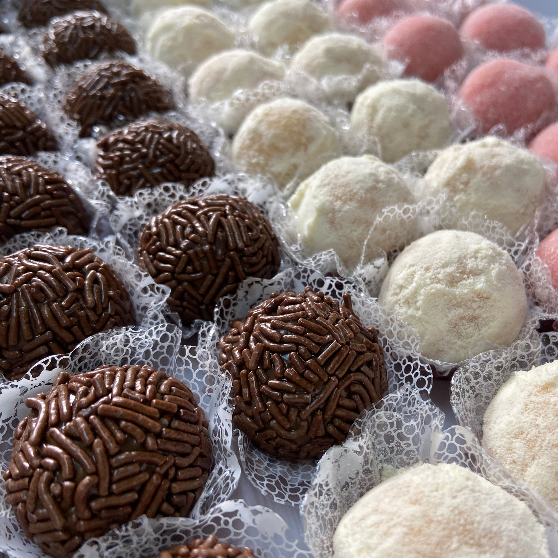 brigadeiros de chocolate, de leite ninho e bichos-de-pé