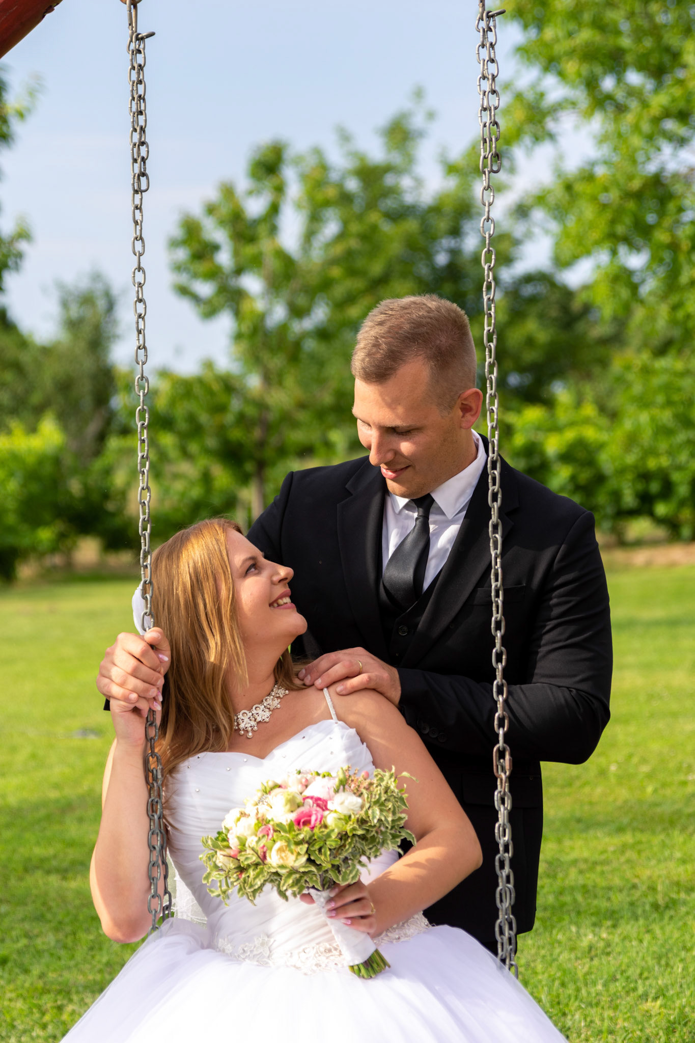 Noémi és Norbi a hintánál