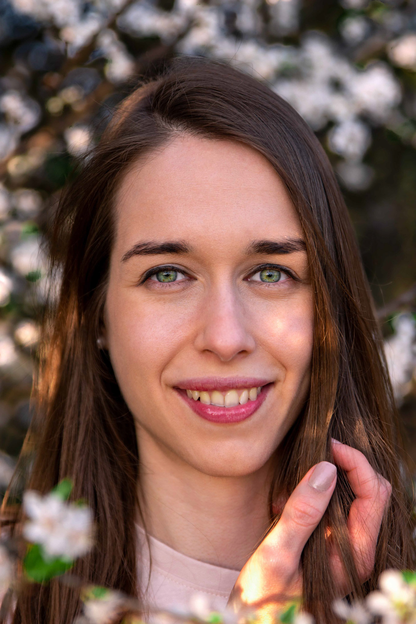 Fehér virágok között