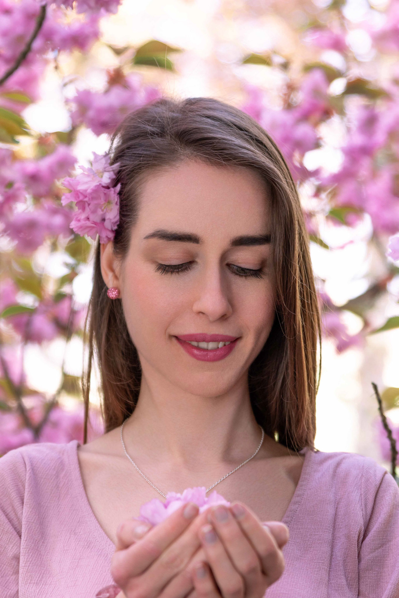 Cseresznyevirágok között