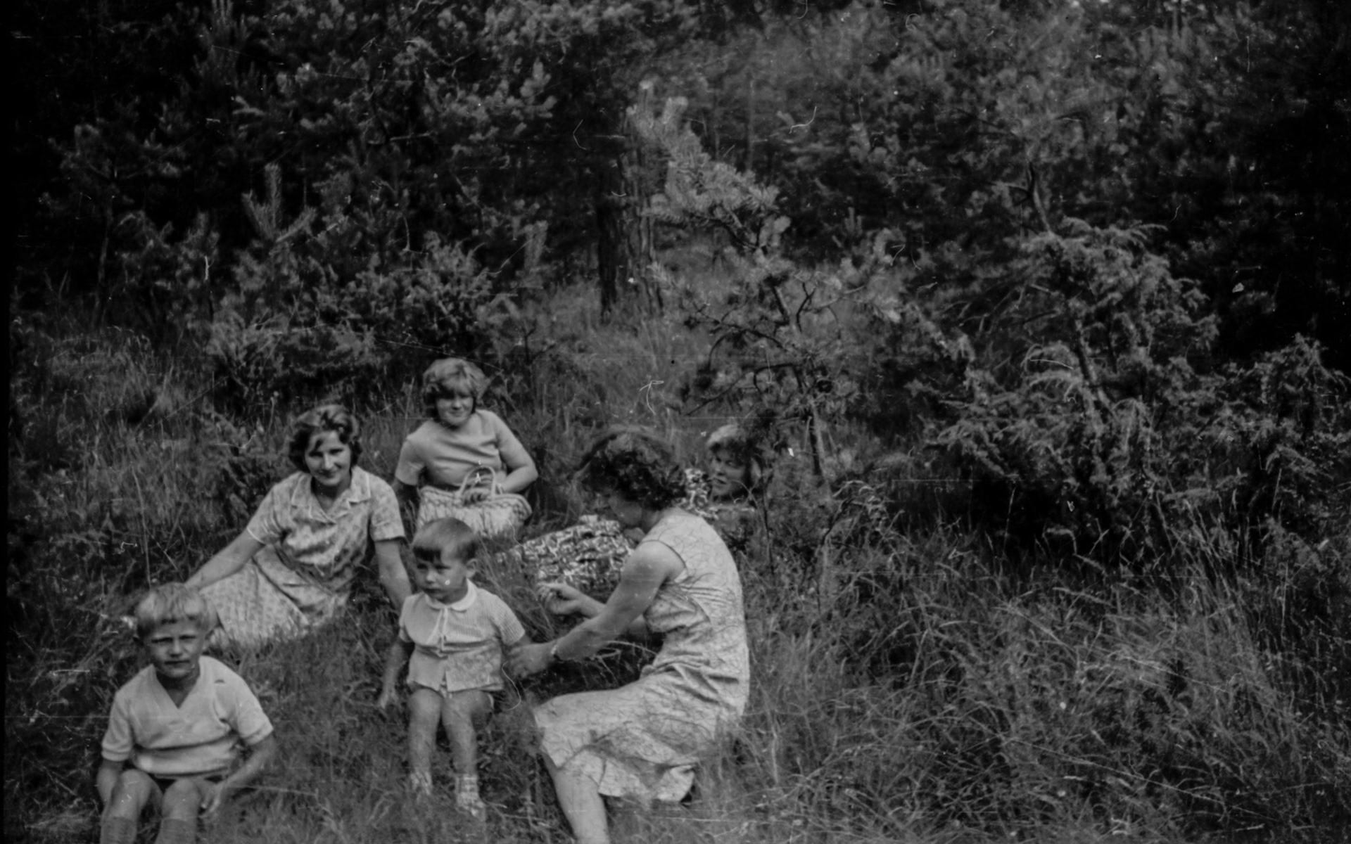 Helenka, Hanka, Genowefa, Kazia Zygmunta z dziećmi