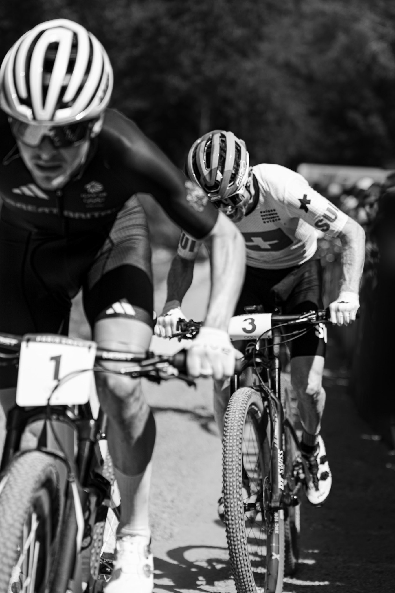 Mathias Flückiger dans la roue de Tom Pidcock - JO Paris 2024