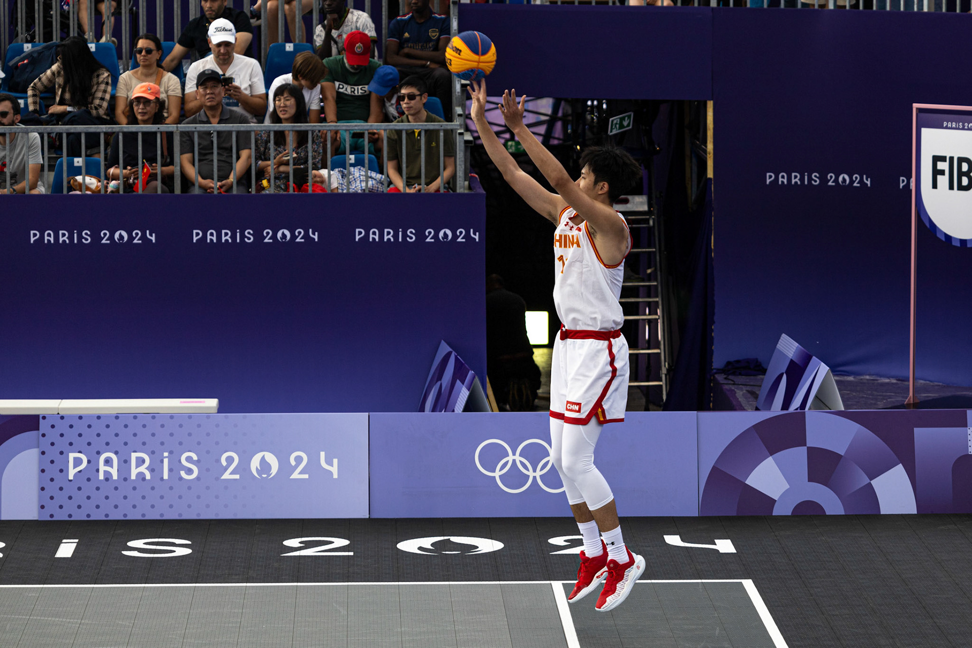Basketeur chinois avant un match de 3x3 - JO Paris 2024
