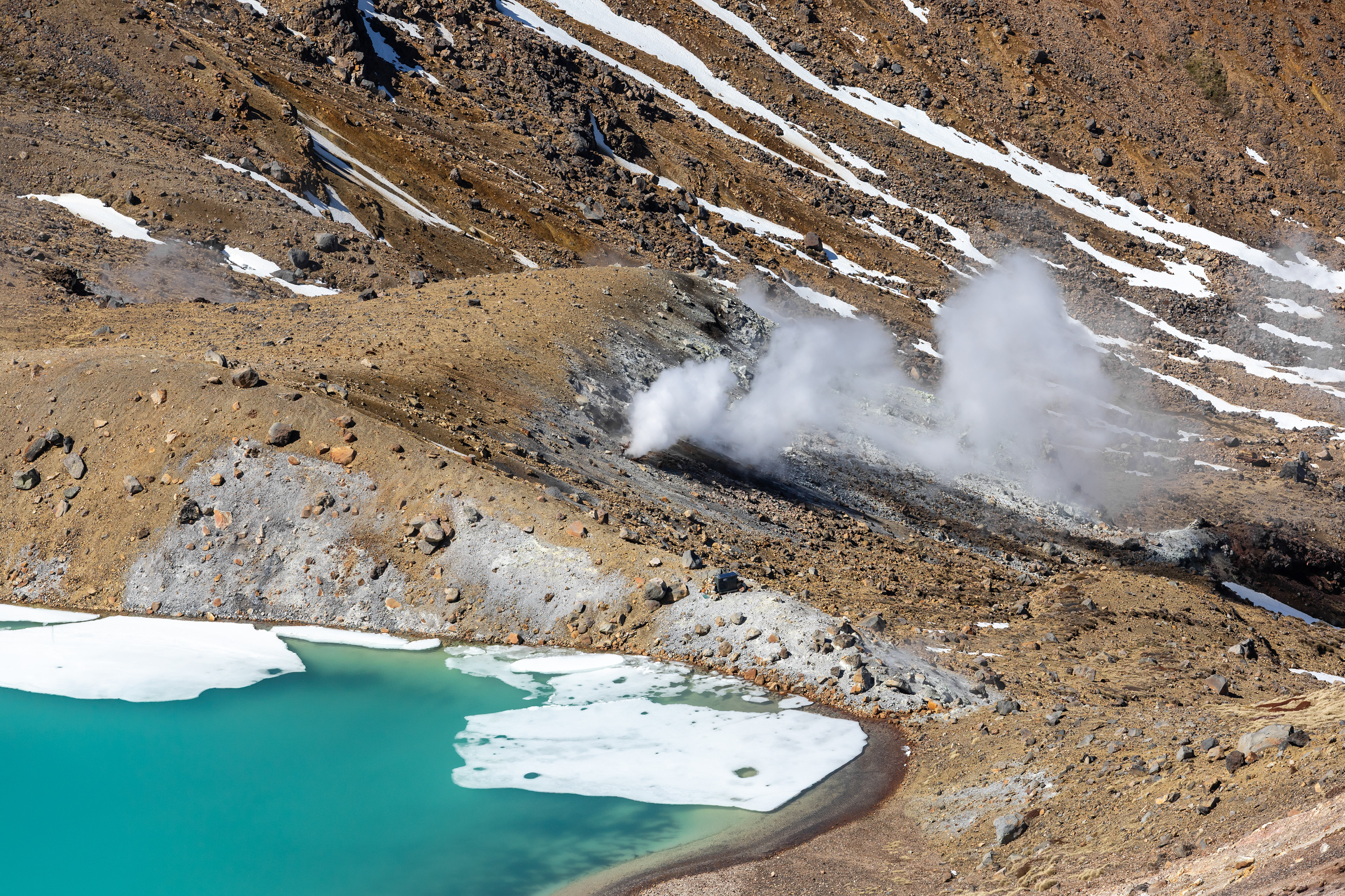 Lac bleu et fumerole - Tongariro National Park, Nouvelle-Zélande