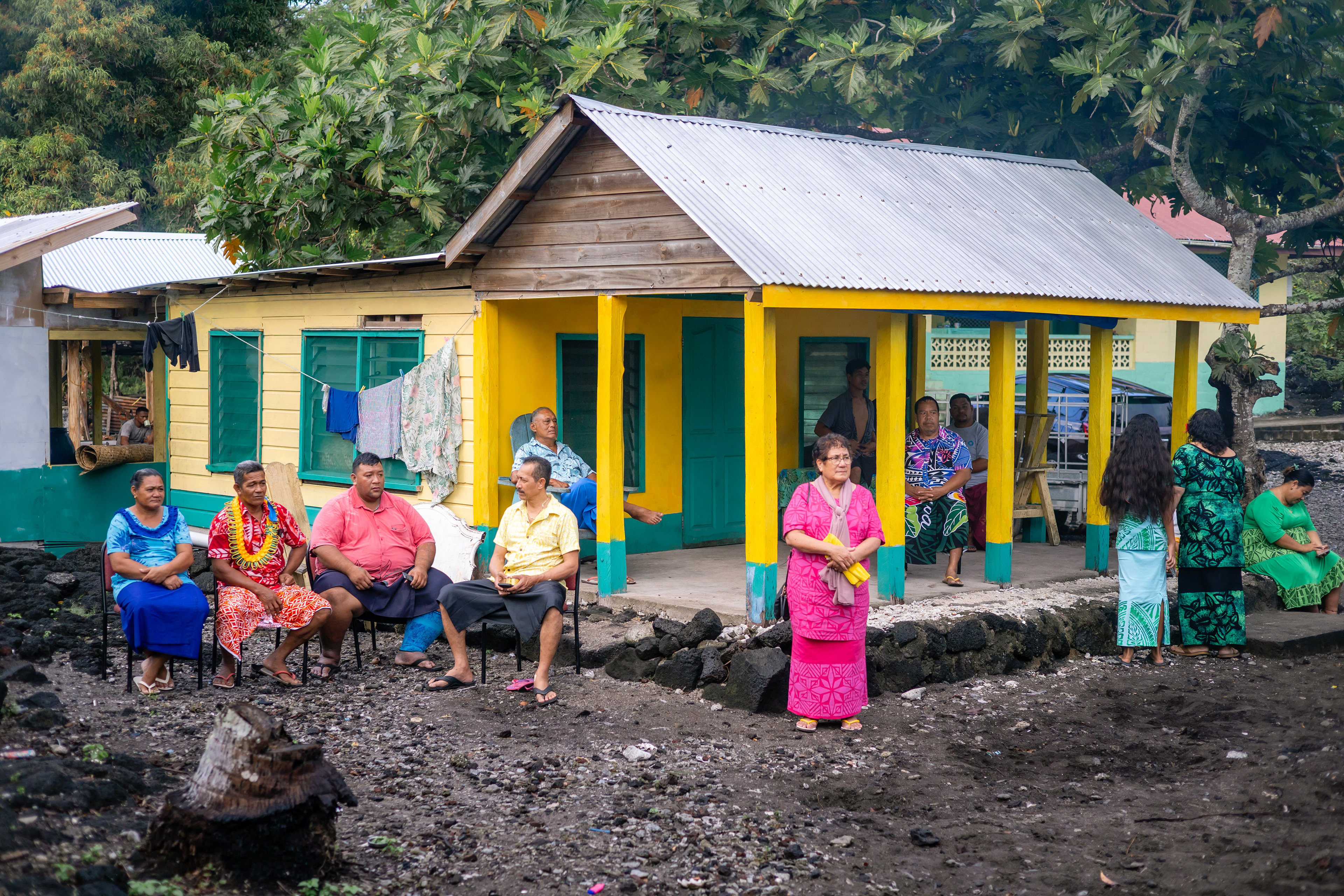 La famille se tient prête - Falealupo, Samoa