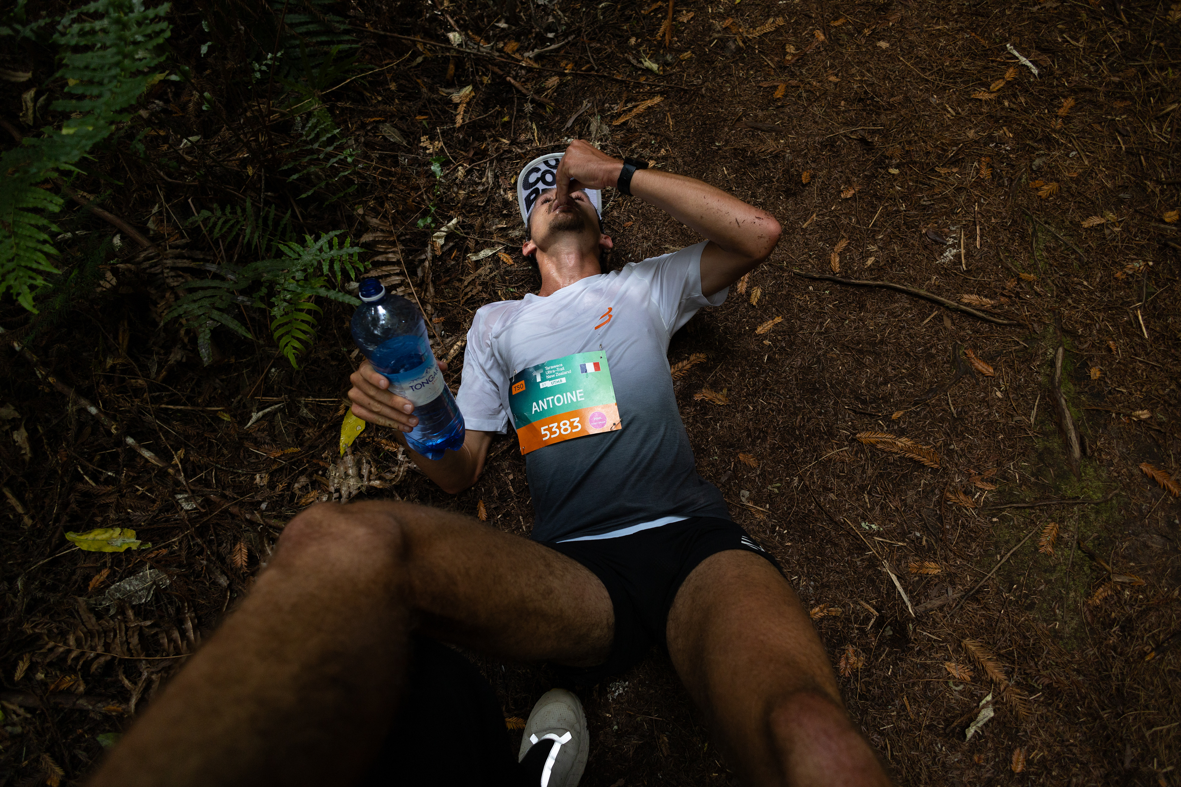 Antoine crampe au 3e ravitaillement - Tarawera Trail by UTMB