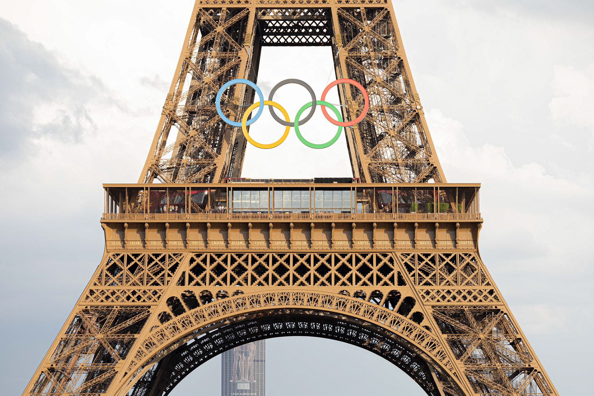 Tour Eiffel parée des anneaux olympiques - JO Paris 2024