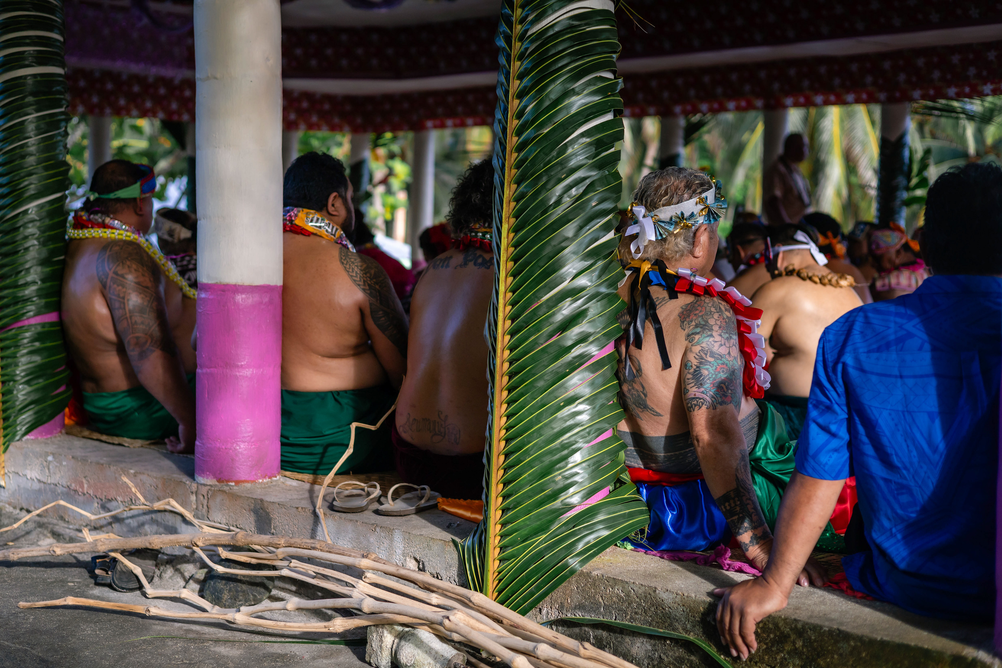 Les hommes écoutent les conseils - Falealupo, Samoa
