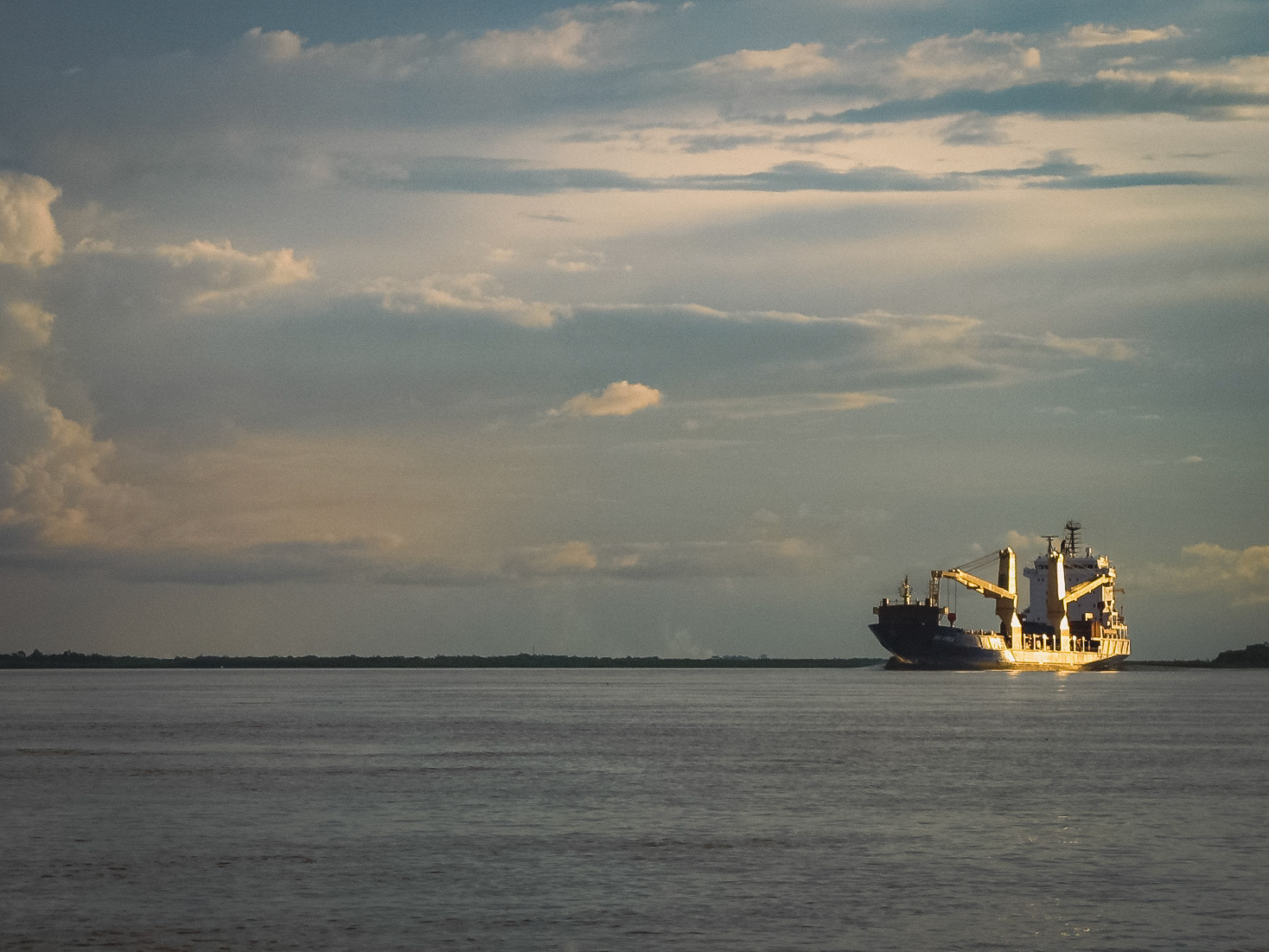 Barco navegando el Amazonas