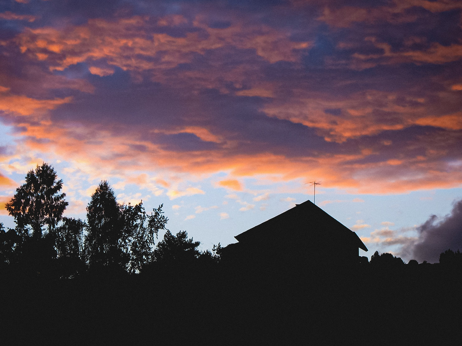 Una antena que quiere tocar nubes