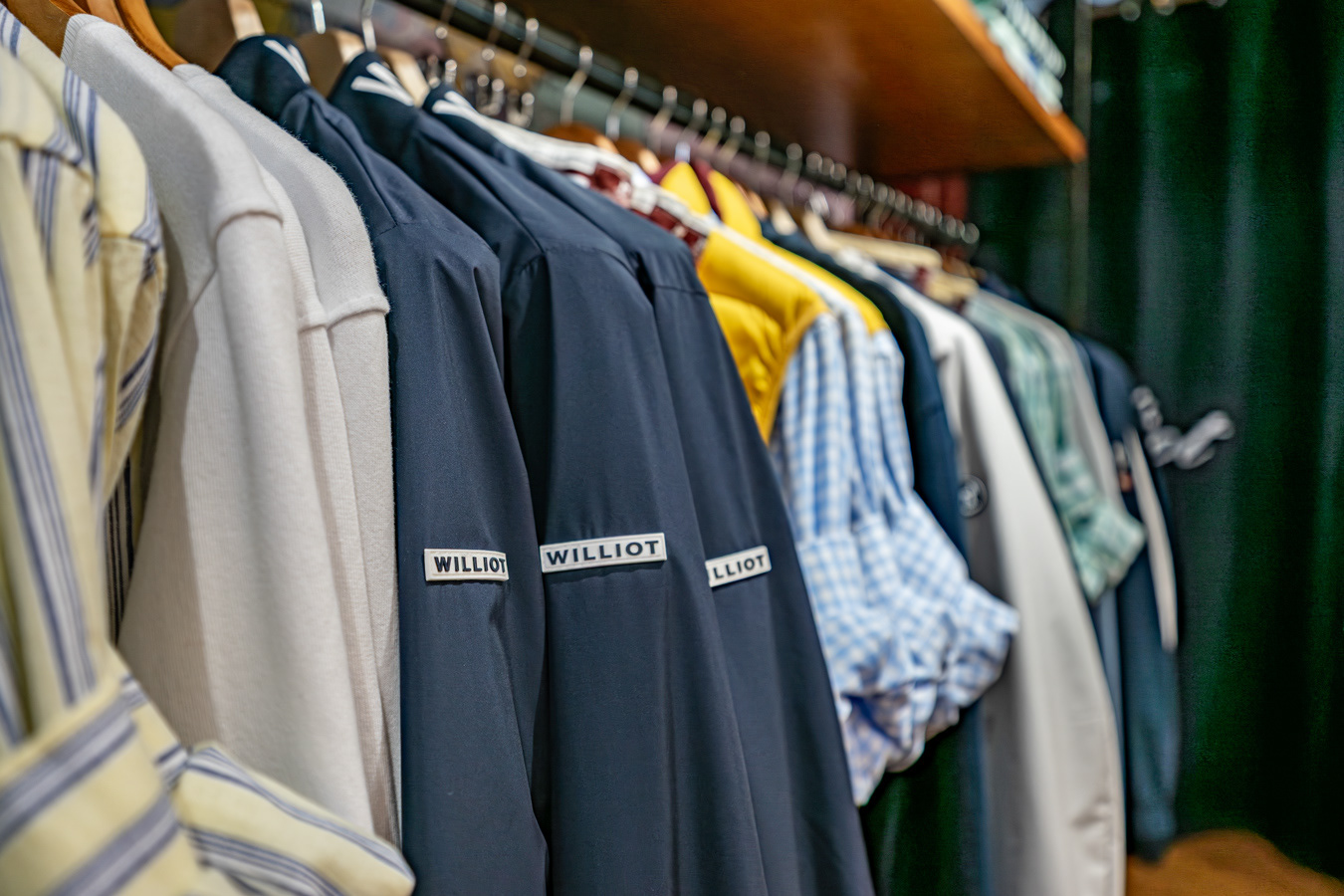 Detalle de prendas de ropa Williot expuestas en el interior de una tienda de moda