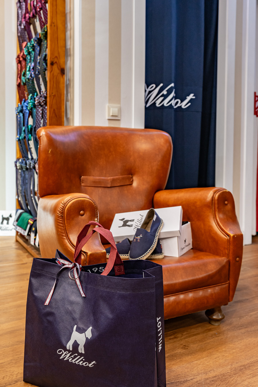 Detalle de sillón de cuero y productos de la marca Williot en el interior de una tienda