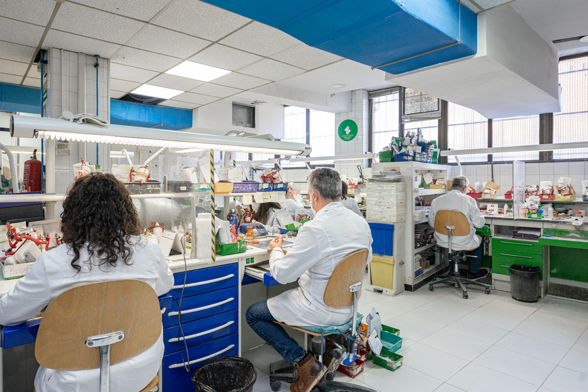Fotografía corporativa de taller dental Adam Lab