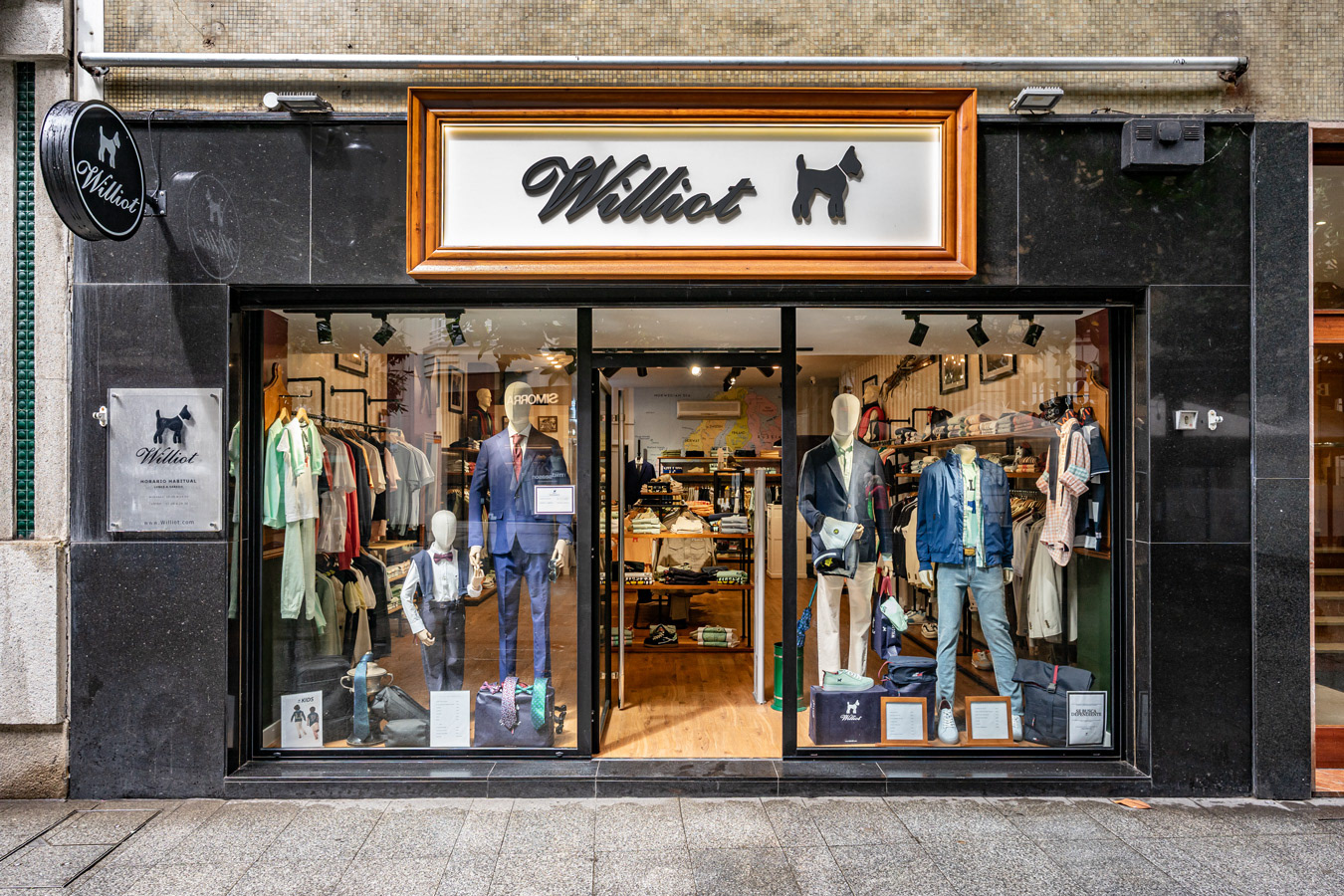 Fachada y escaparate de una tienda Williot con exposición de moda y maniquíes