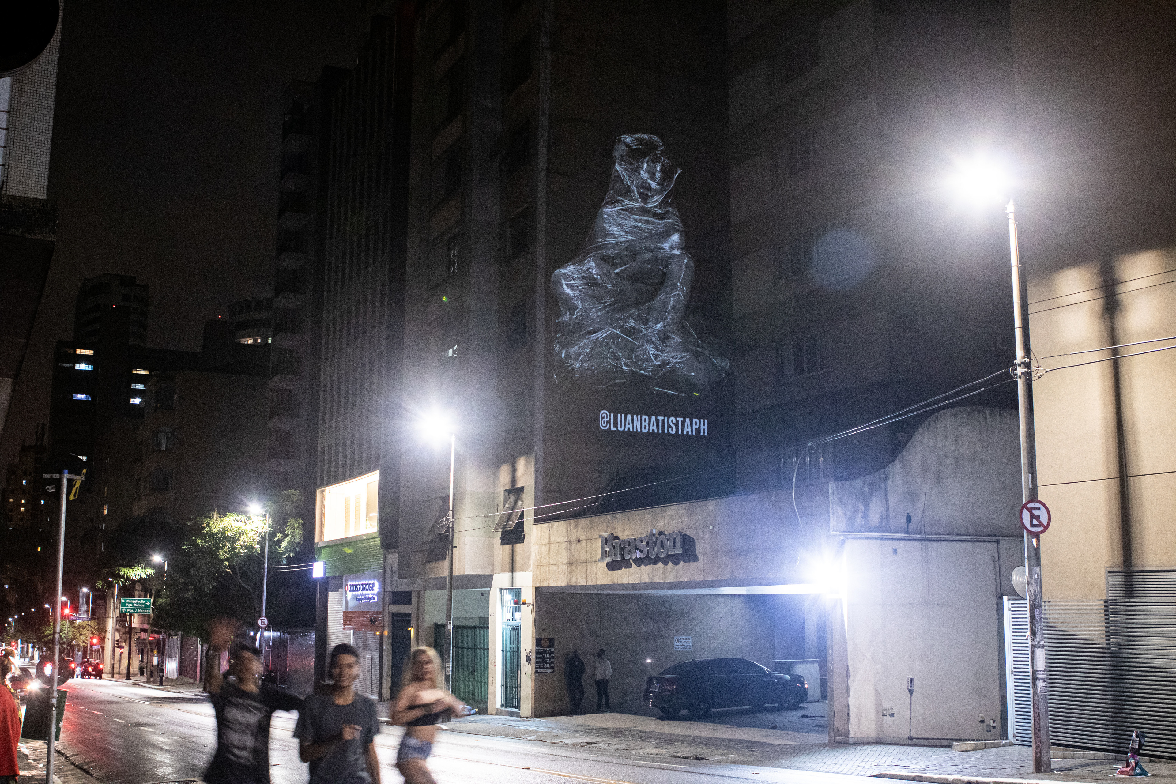 Exibição ImageCom - Perecível - O corpo como objeto de consumo. Rua Augusta. São Paulo - BR