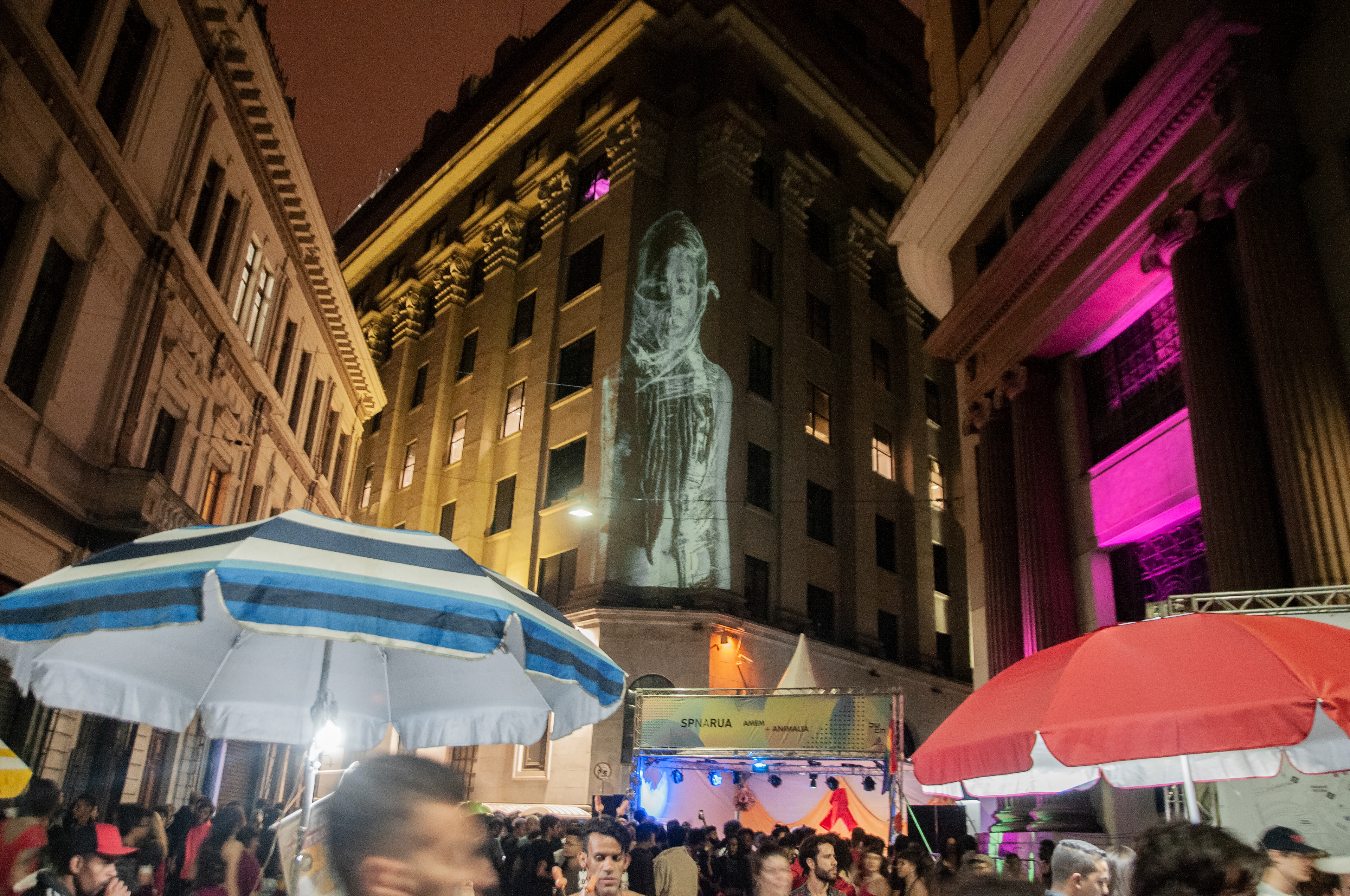 Exibição SP Na Rua - Perecível - O corpo como objeto de consumo. São Paulo - BR