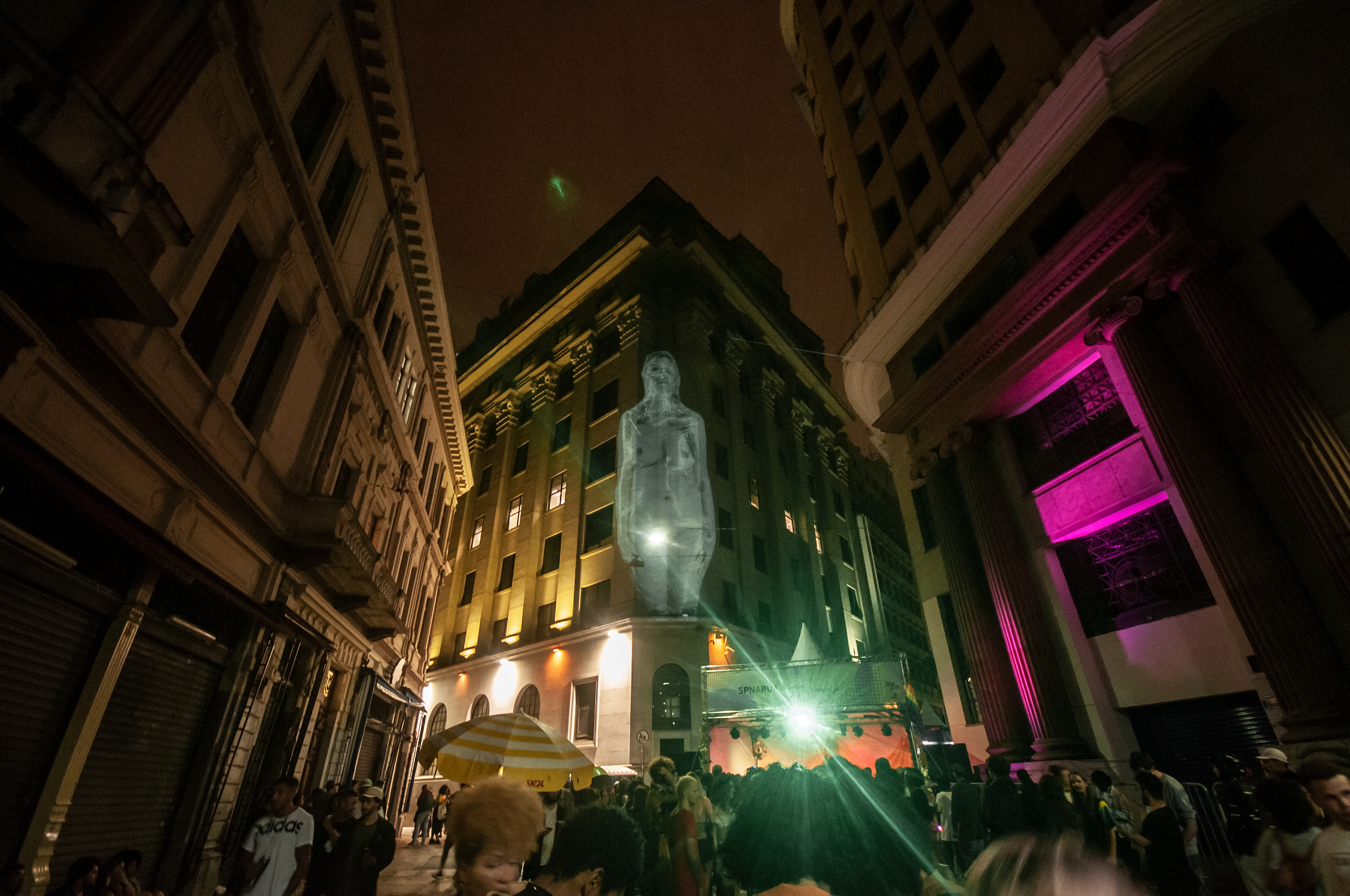 Exibição SP Na Rua - Perecível - O corpo como objeto de consumo. São Paulo - BR