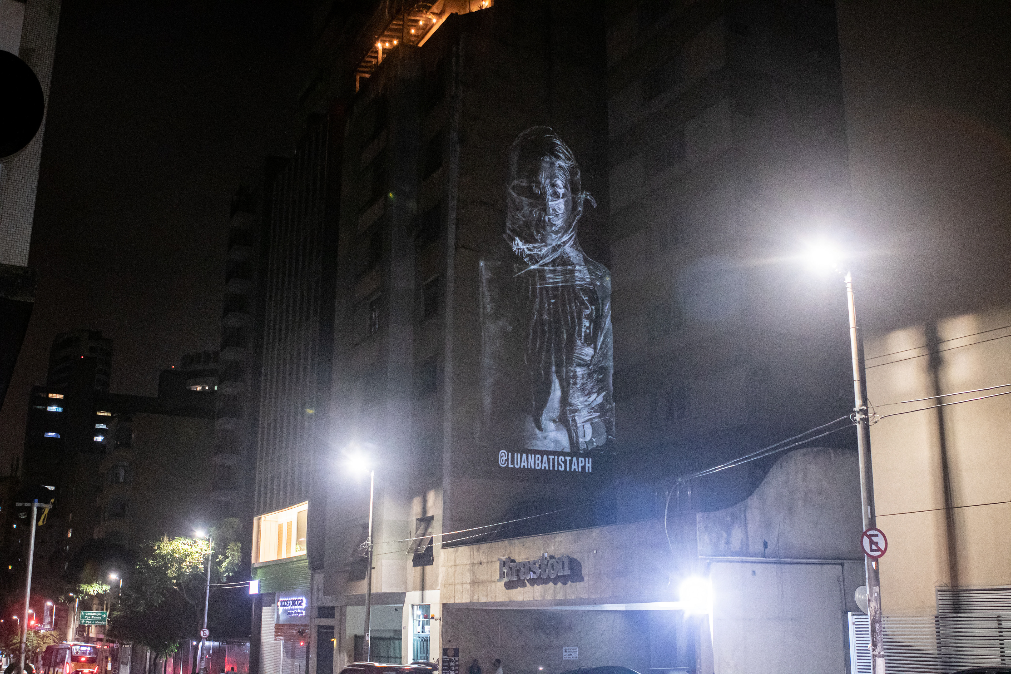 Exibição ImageCom - Perecível - O corpo como objeto de consumo. Rua Augusta. São Paulo - BR