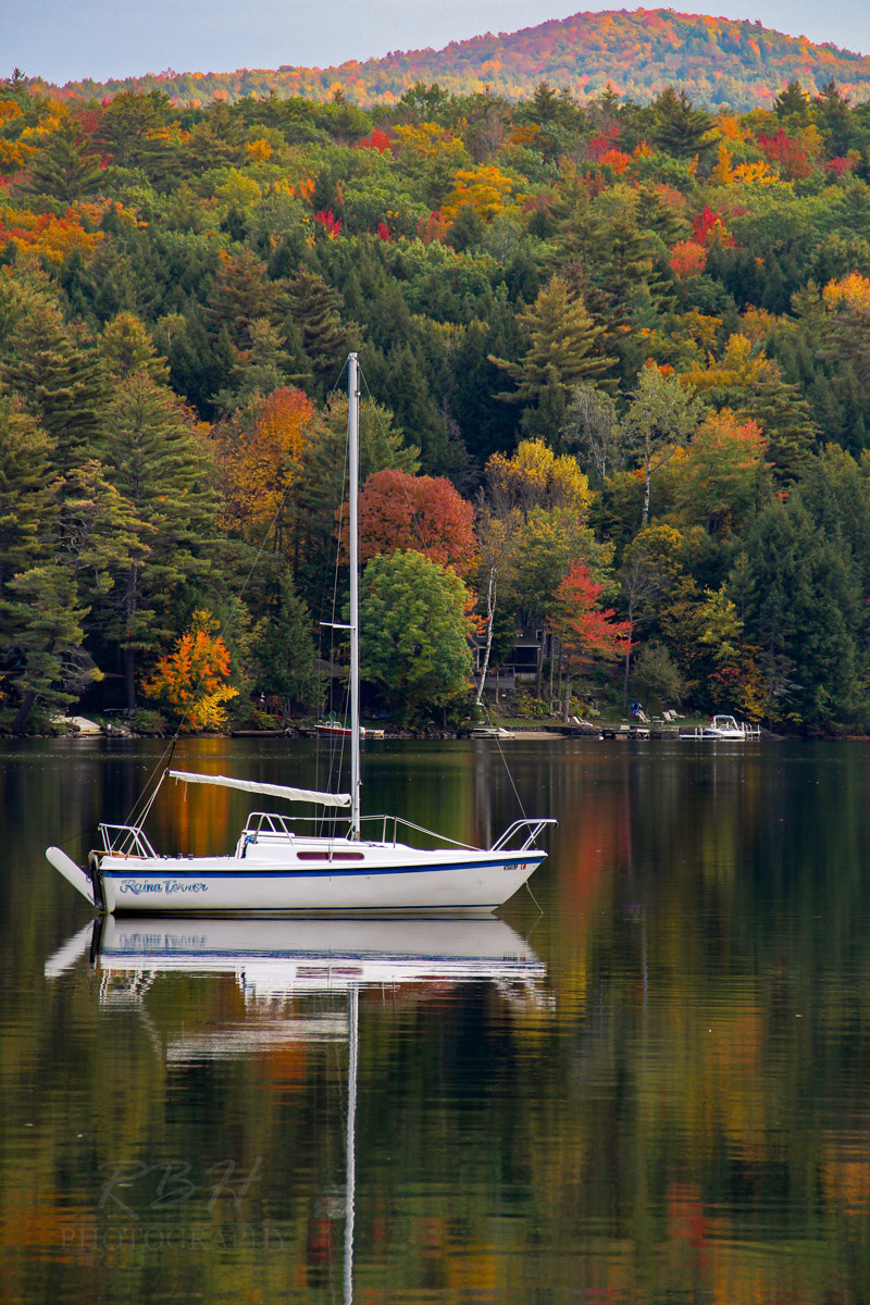 saiboat-anchored-in-lake
