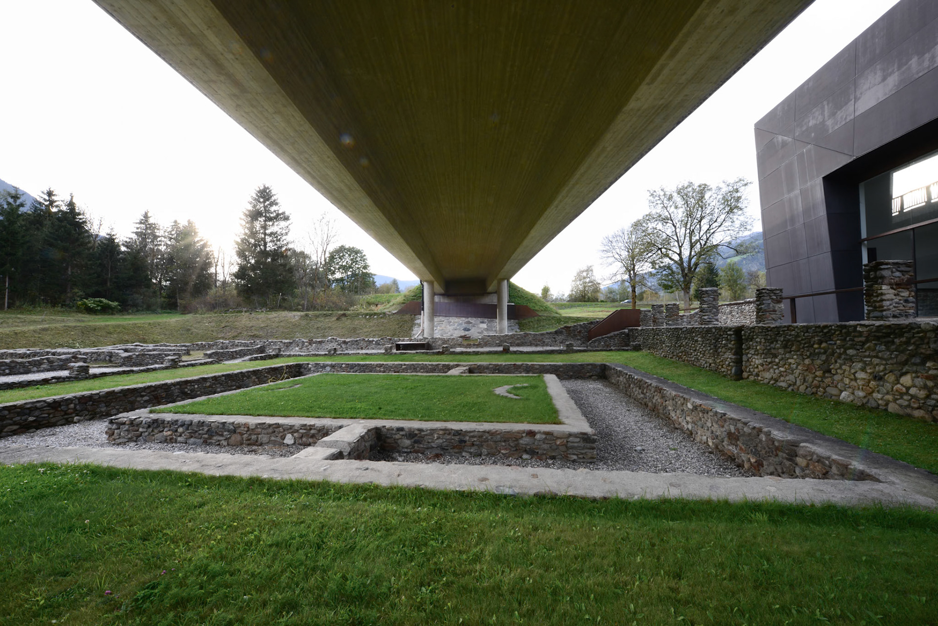 Aguntum - Straßenbau 1994: Atrium Haus entdeckt. Die Straße verlegt und die Brücke zu dessen Schutz errichtet