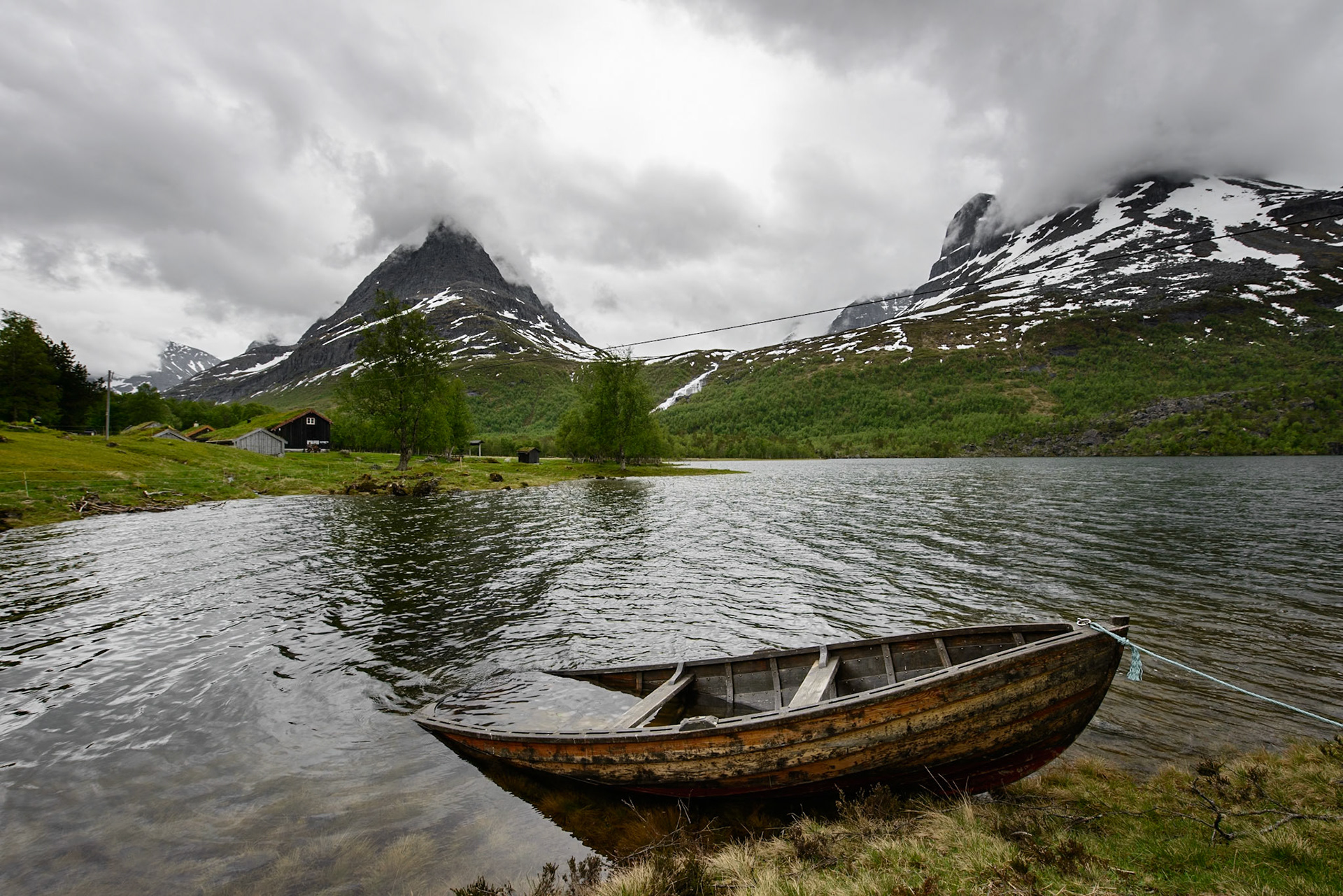 Innerdalen - Renndølsetra: Das Boot und der See.