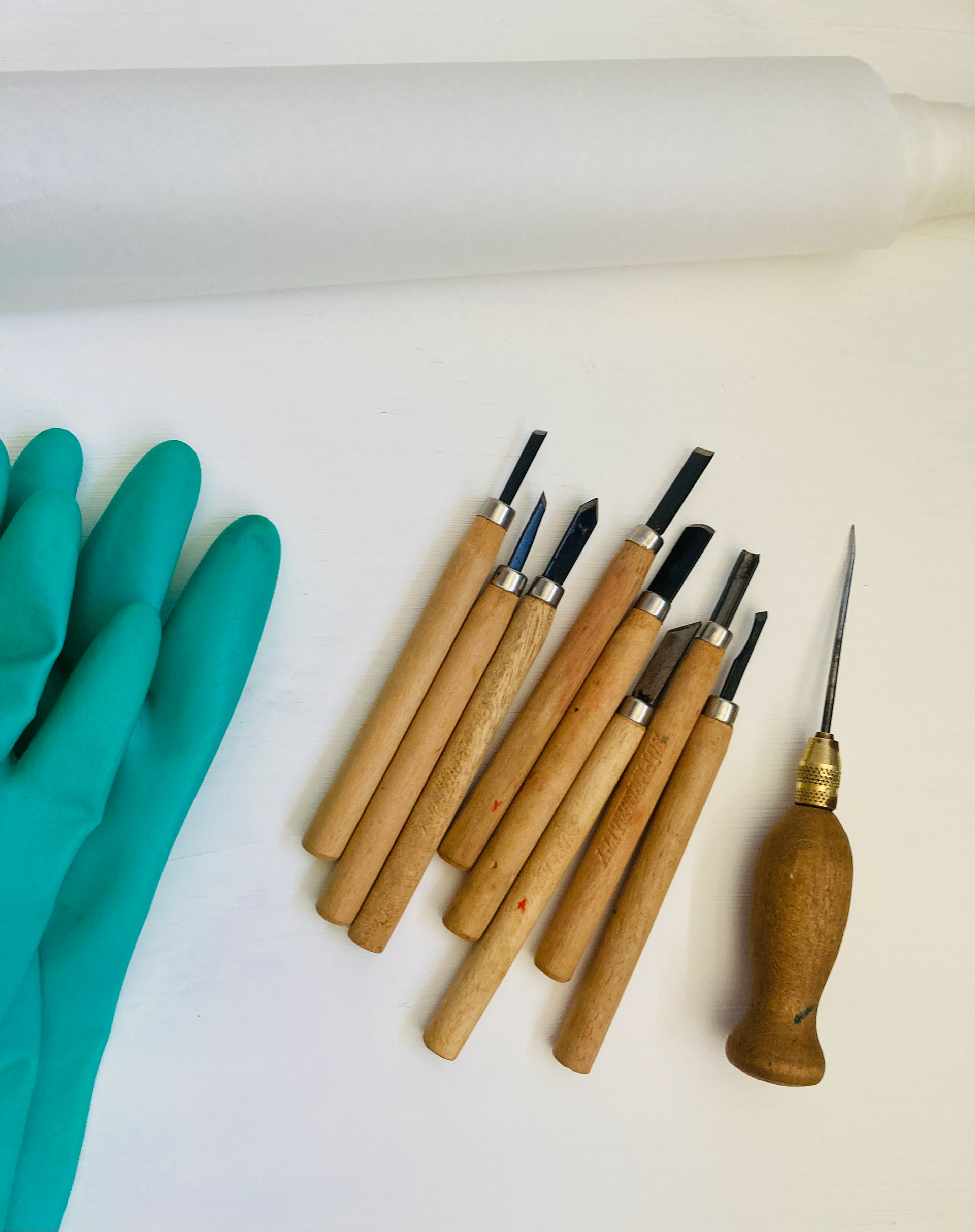 Baking paper, gloves, tools