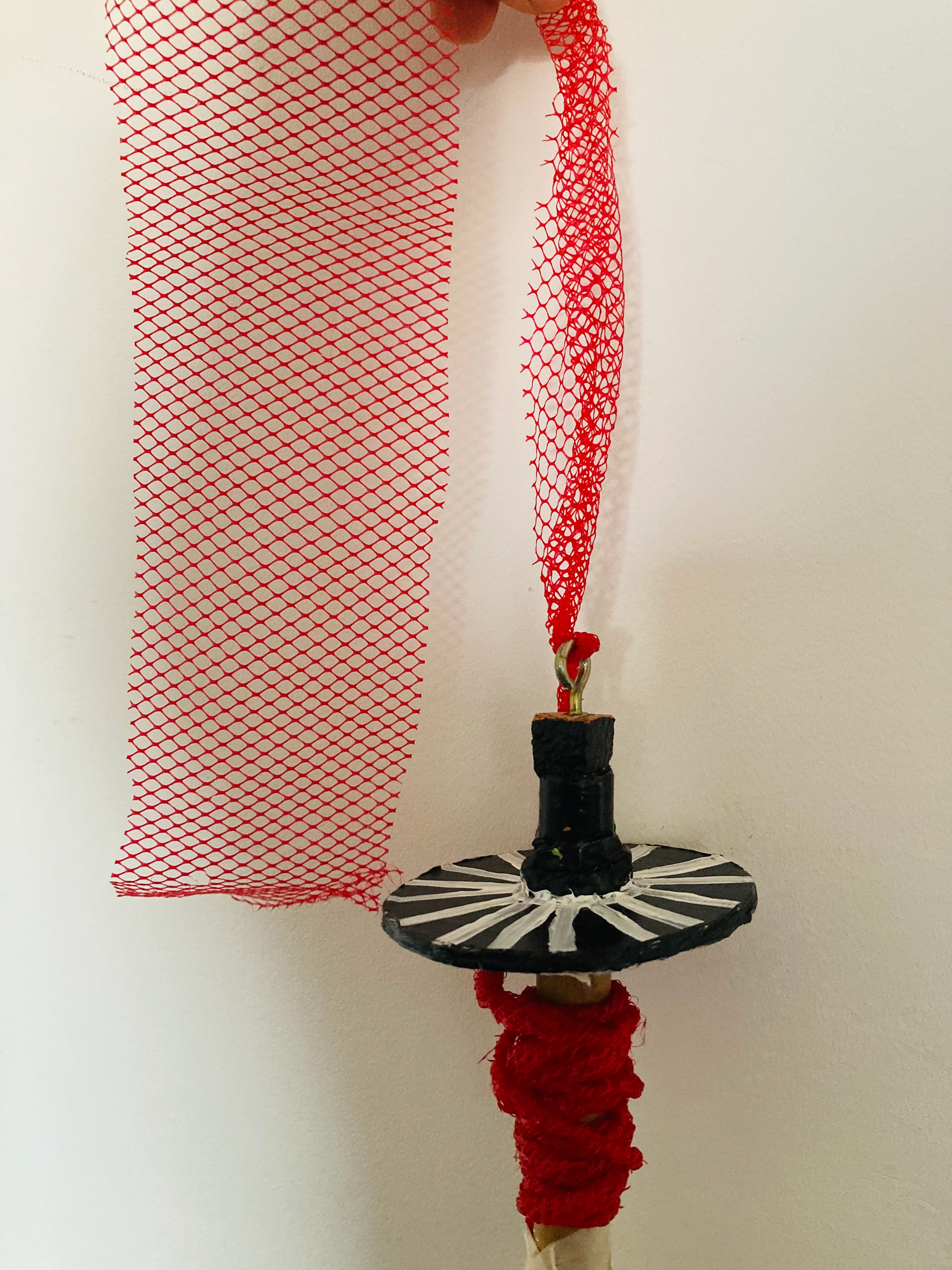 Drop spindle for spinning yarn