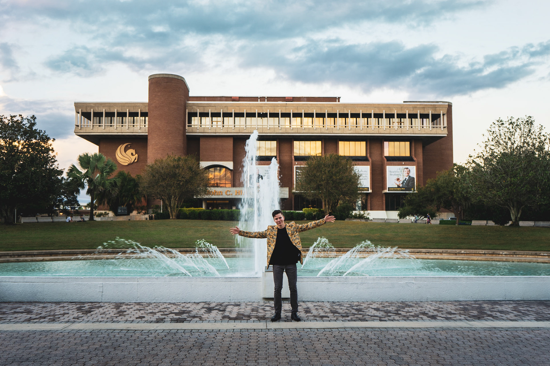 Reflecting Pond & John C. Hitt Library | UCF Graduation Photo