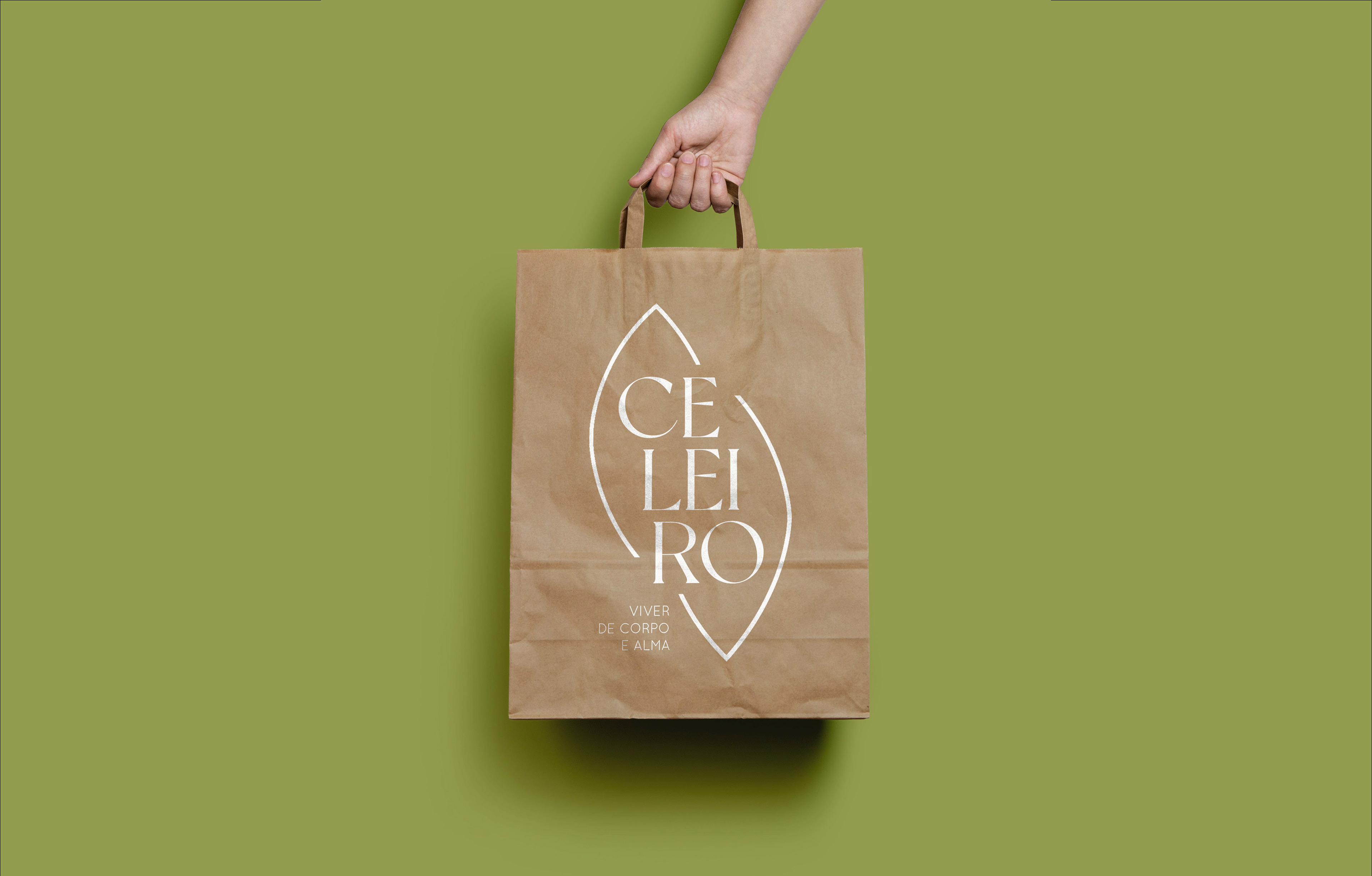 Mockup da identidade em sub-produtos da marca