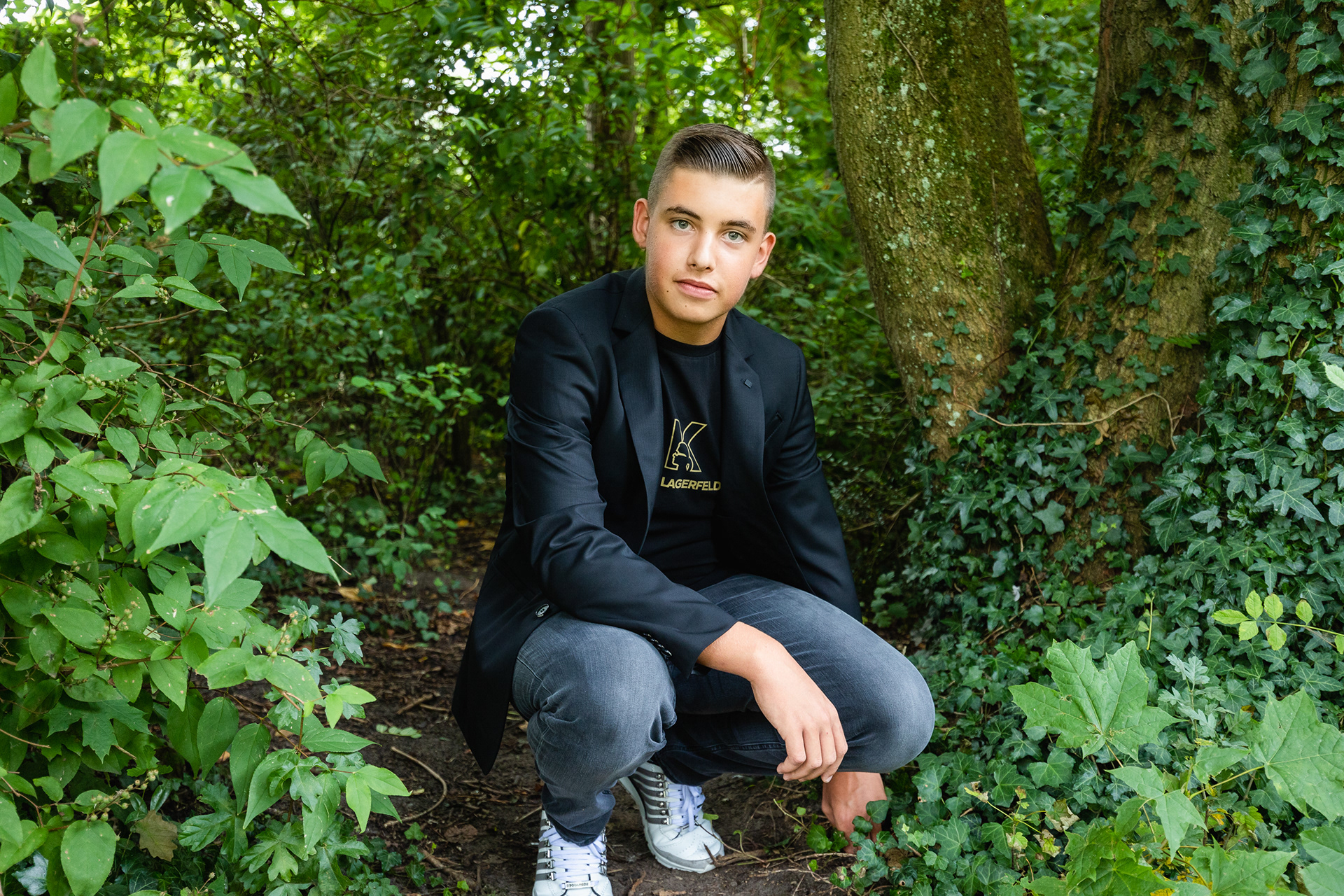 Communiefoto jongen gehurkt
