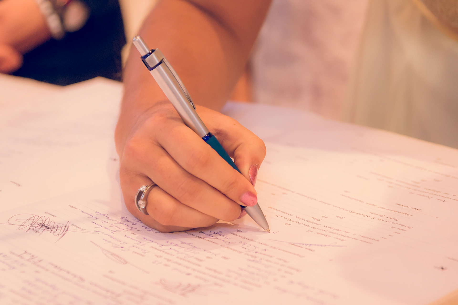 Het huwelijksregister tekenen