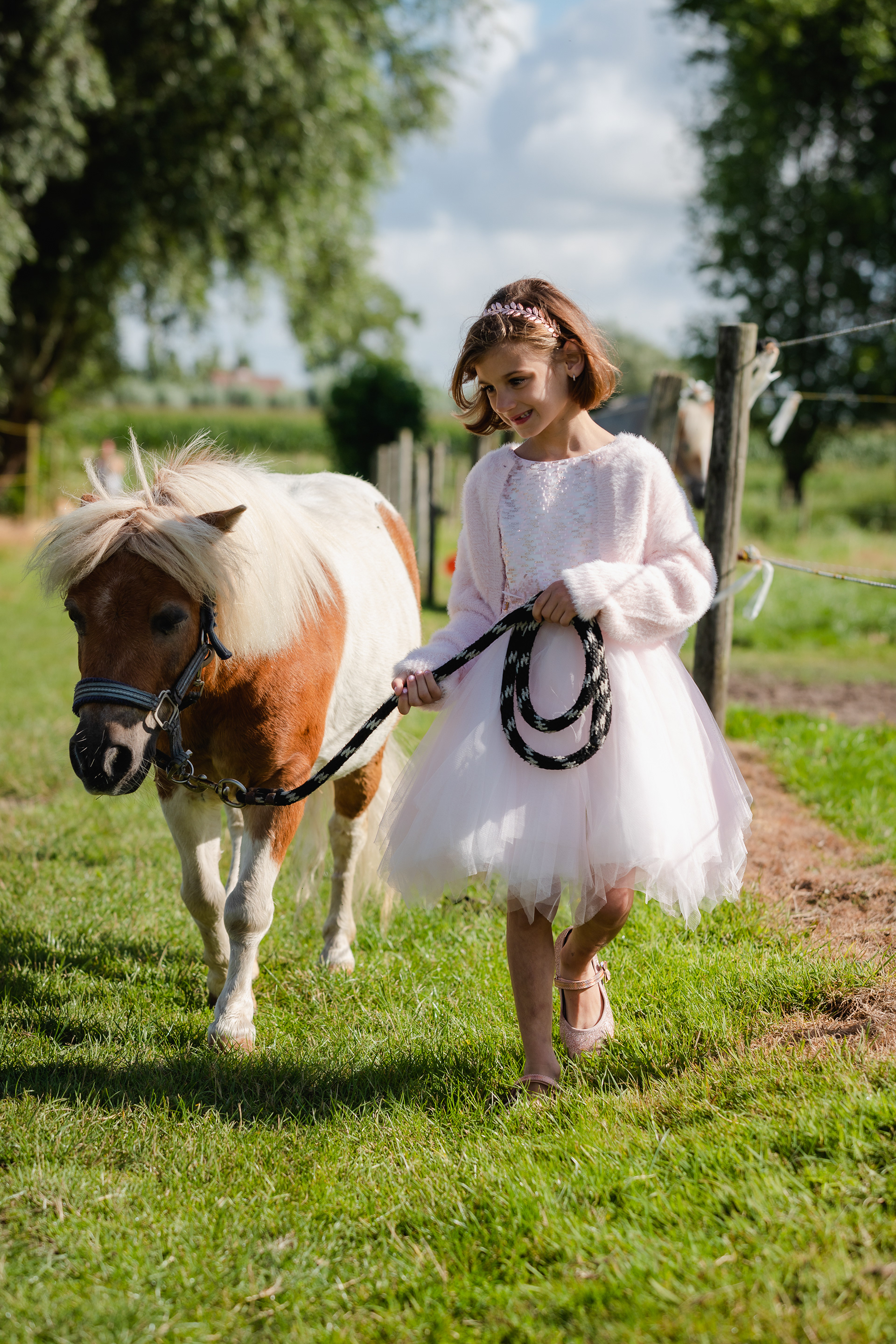 pony begeleiden in communiekleed