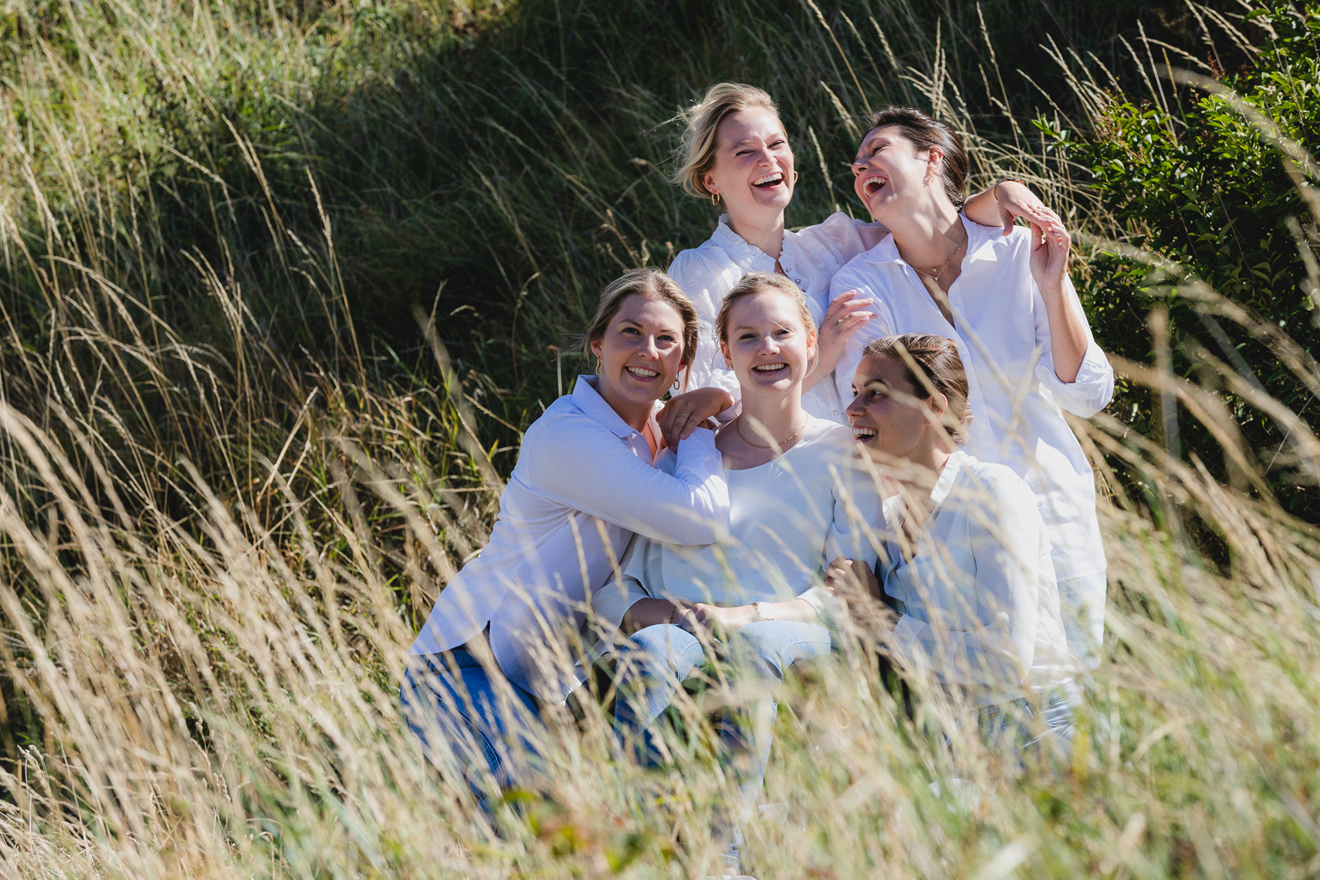 fotoshoot vriendinnen aan de kust