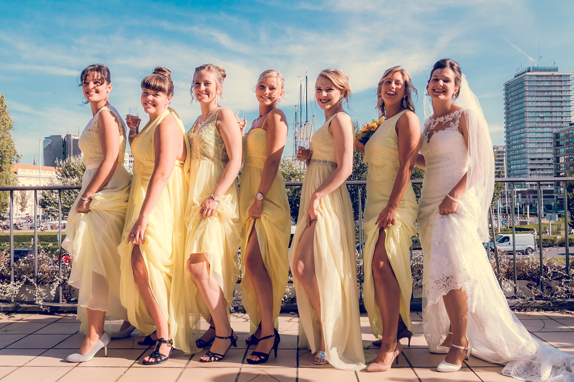 Met de bruidsmeisjes op de foto