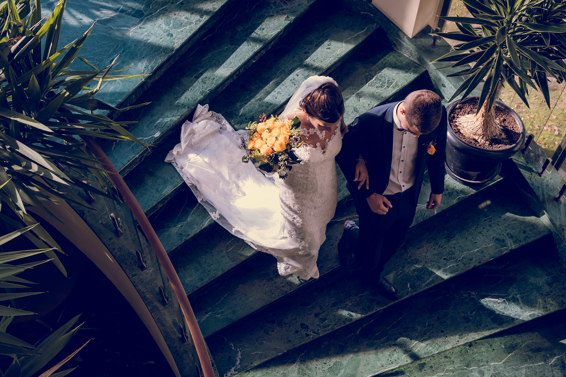 De trappen van het stadhuis afdalen als wettelijk getrouwd stel