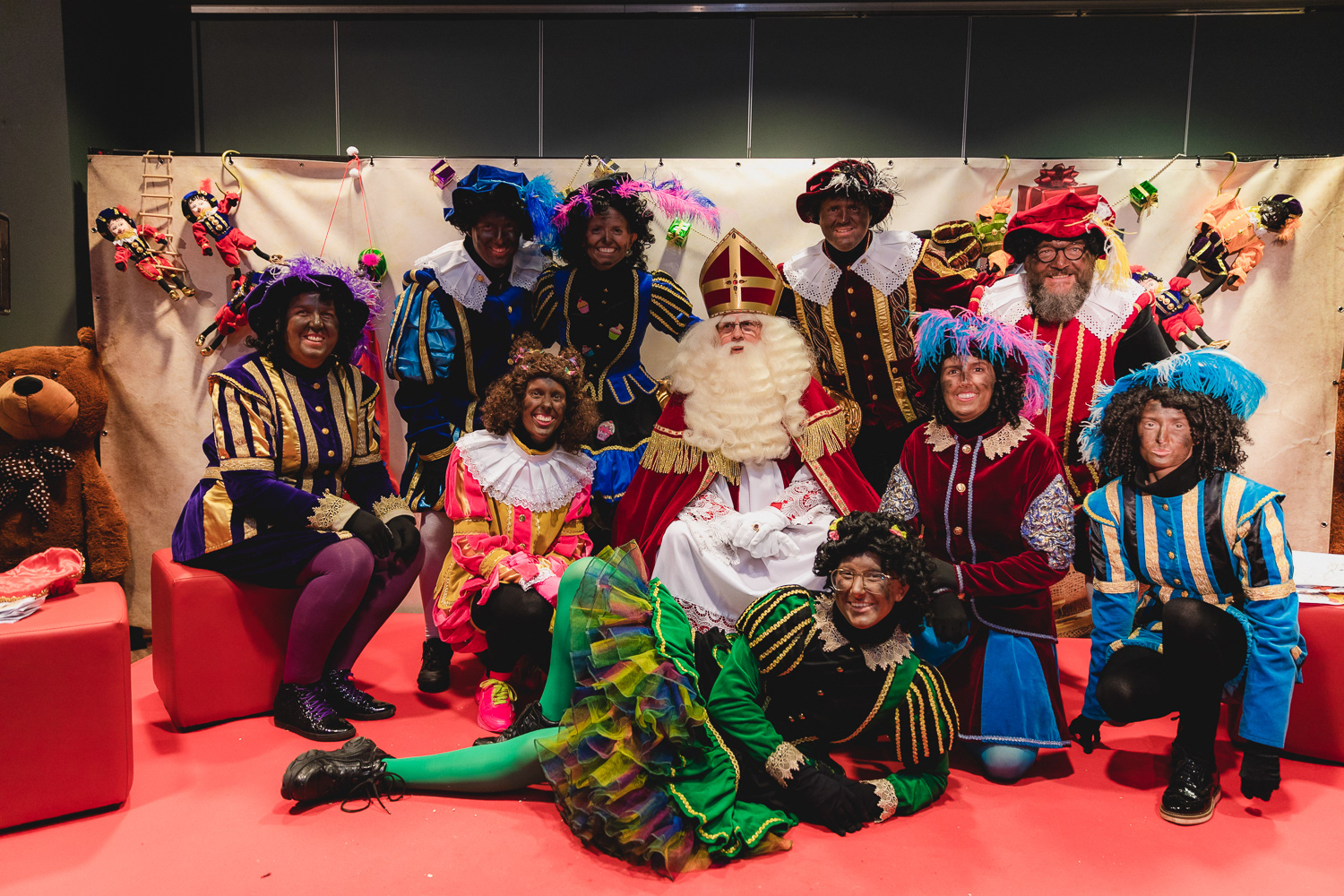 groepsfoto sinterklaas en pieten op bedrijfsfeest