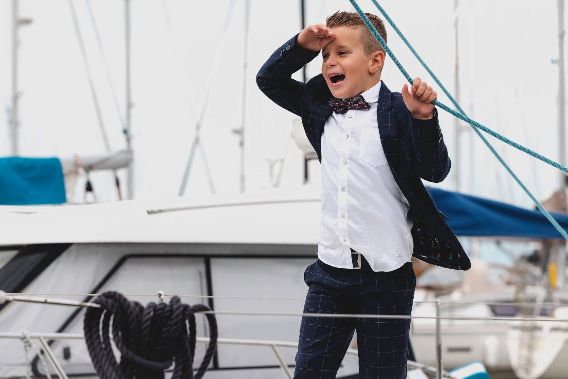 Communieshoot jongen op een boot