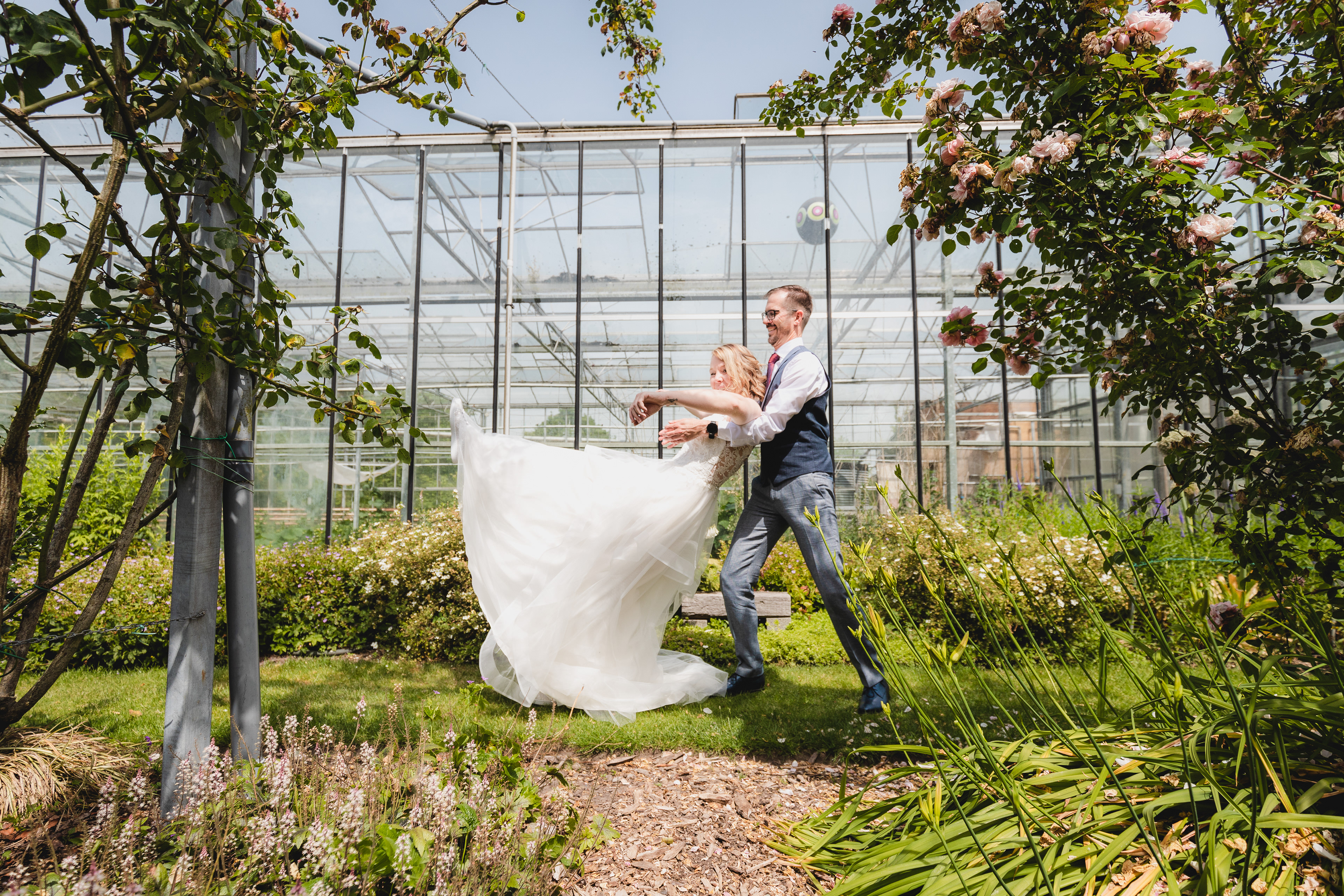 huwelijksfotografen : koppelshoot serre en planten