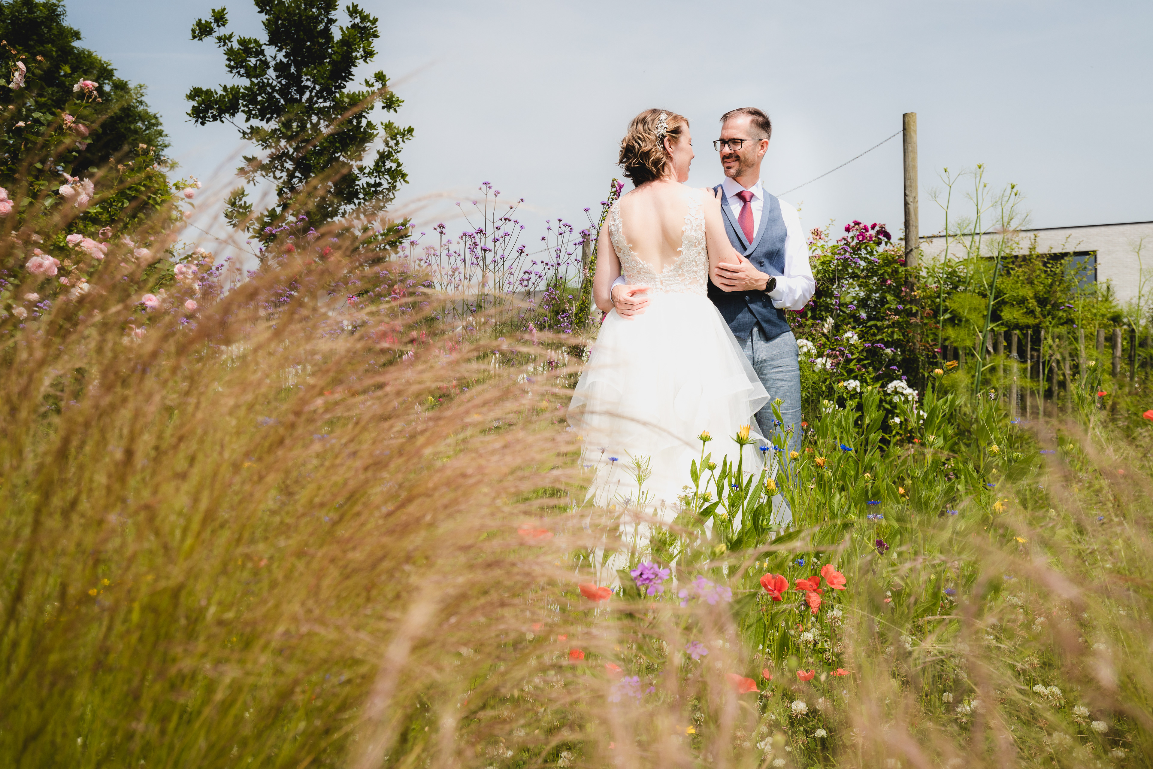 julie huwelijksfotograaf koppelshoot in grote tuin