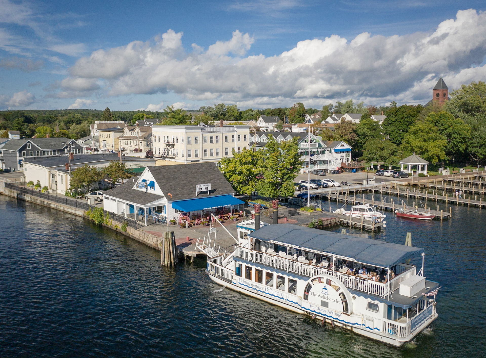 WINNI-BELLE picking up passsengers at Wolfeboro