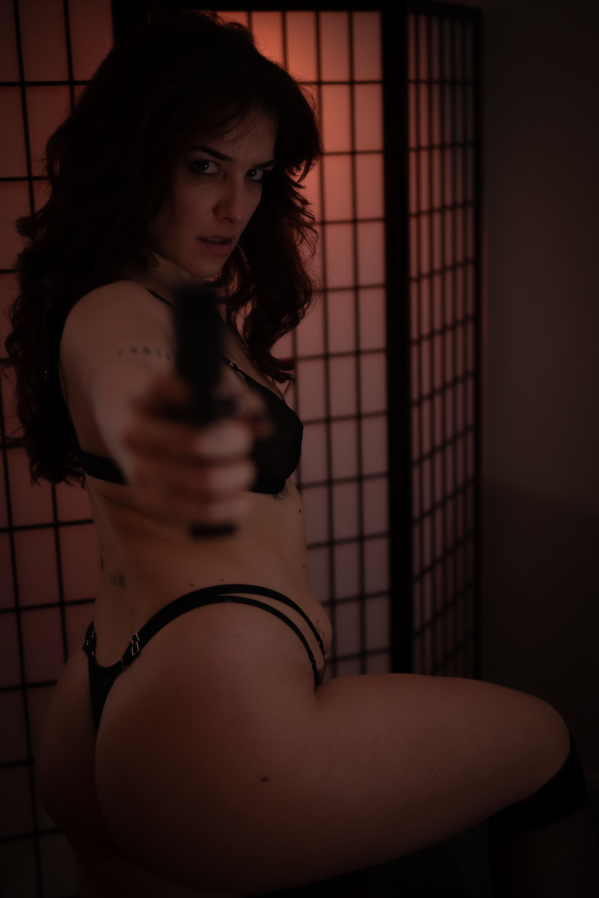 Série réalisée avec Emilie, intitulée "Libre de faire". Une exploration visuelle à la croisée du glamour et du sensuel, frôlant parfois l’érotisme. La lumière, les cadrages et l'attitude dégagent une touche cinématographique, traduisant un sentiment de liberté assumée et d’expression corporelle sans filtre.